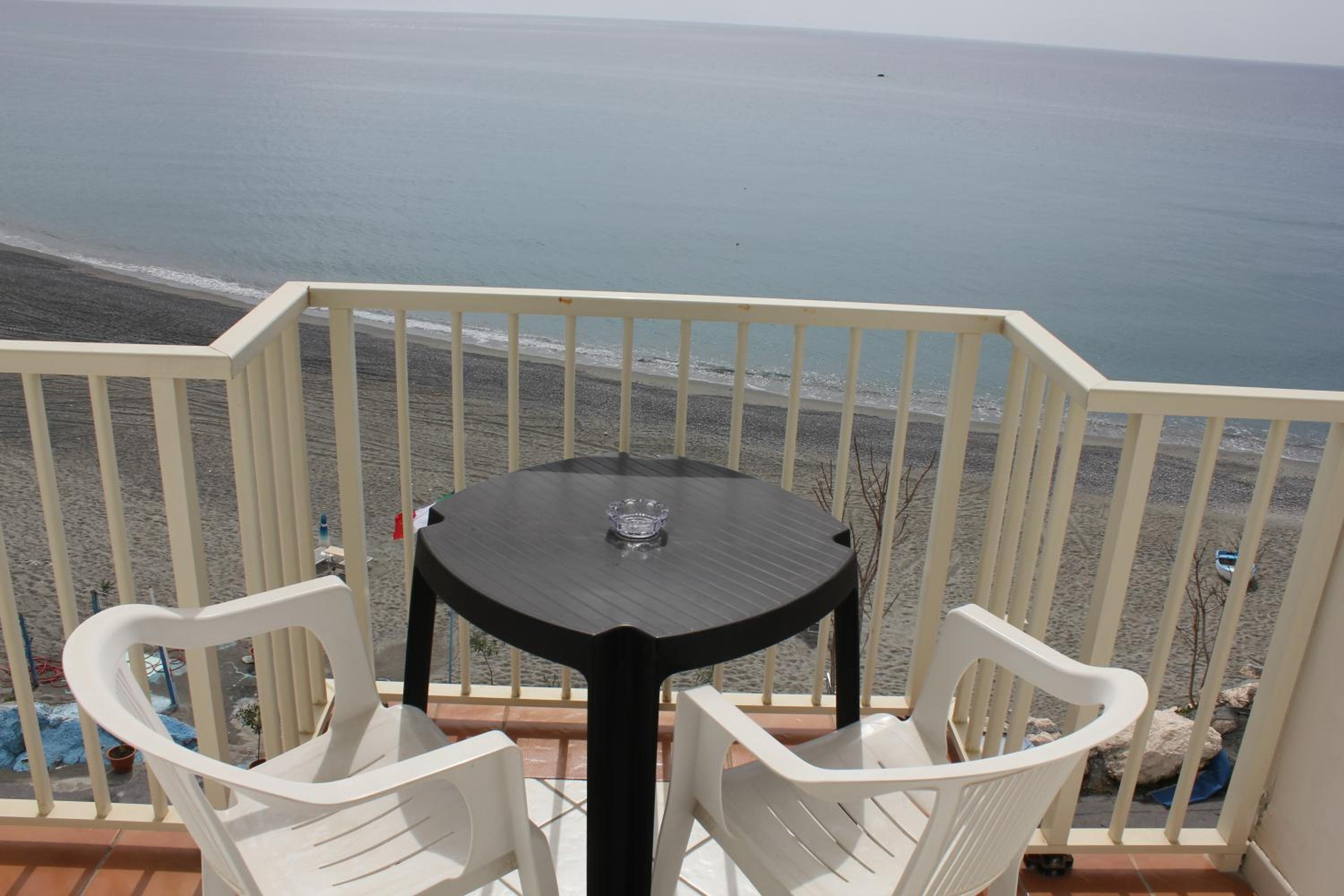 Double Room with Balcony and Sea View - Photo 2