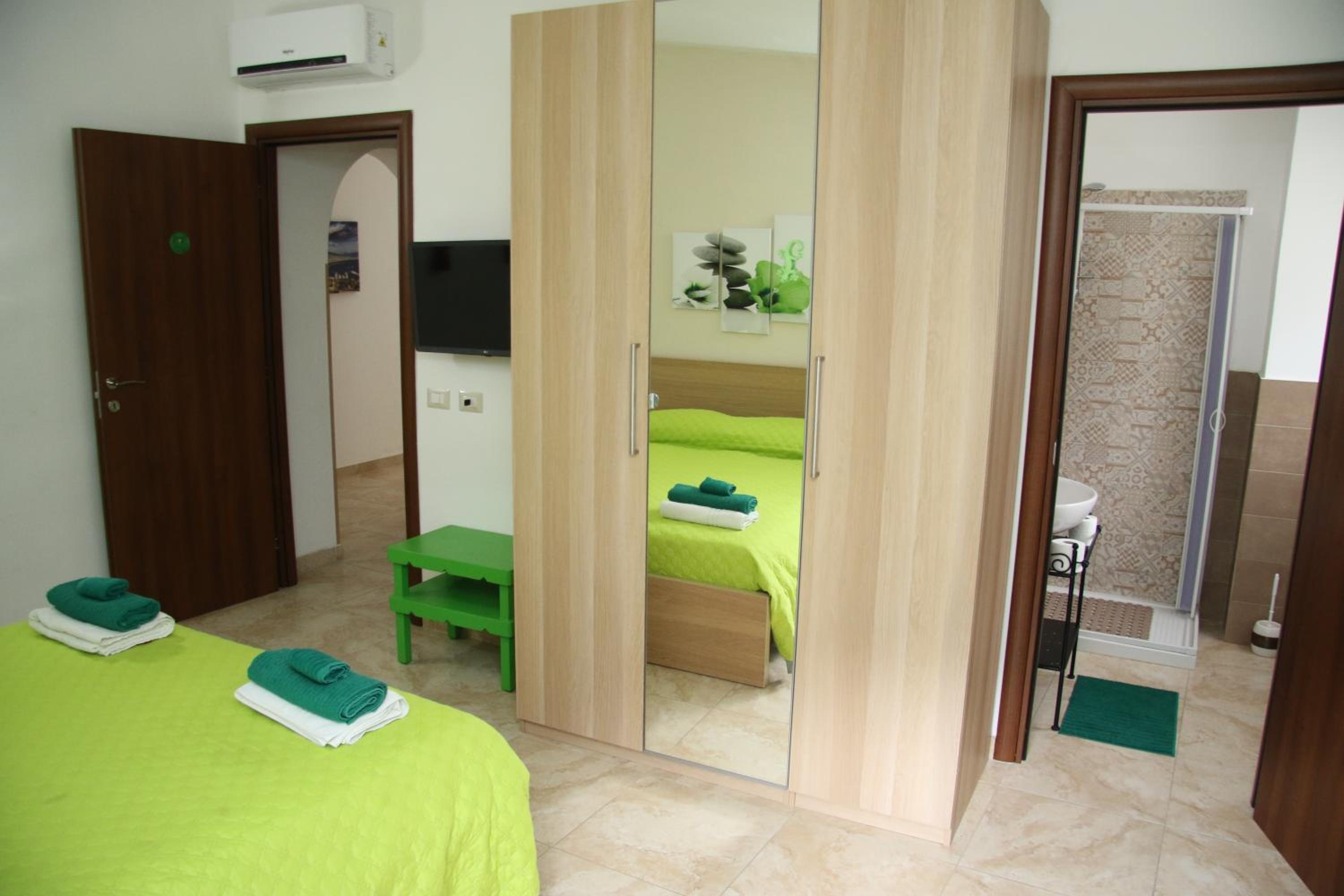 Triple Room with City View - Photo 3