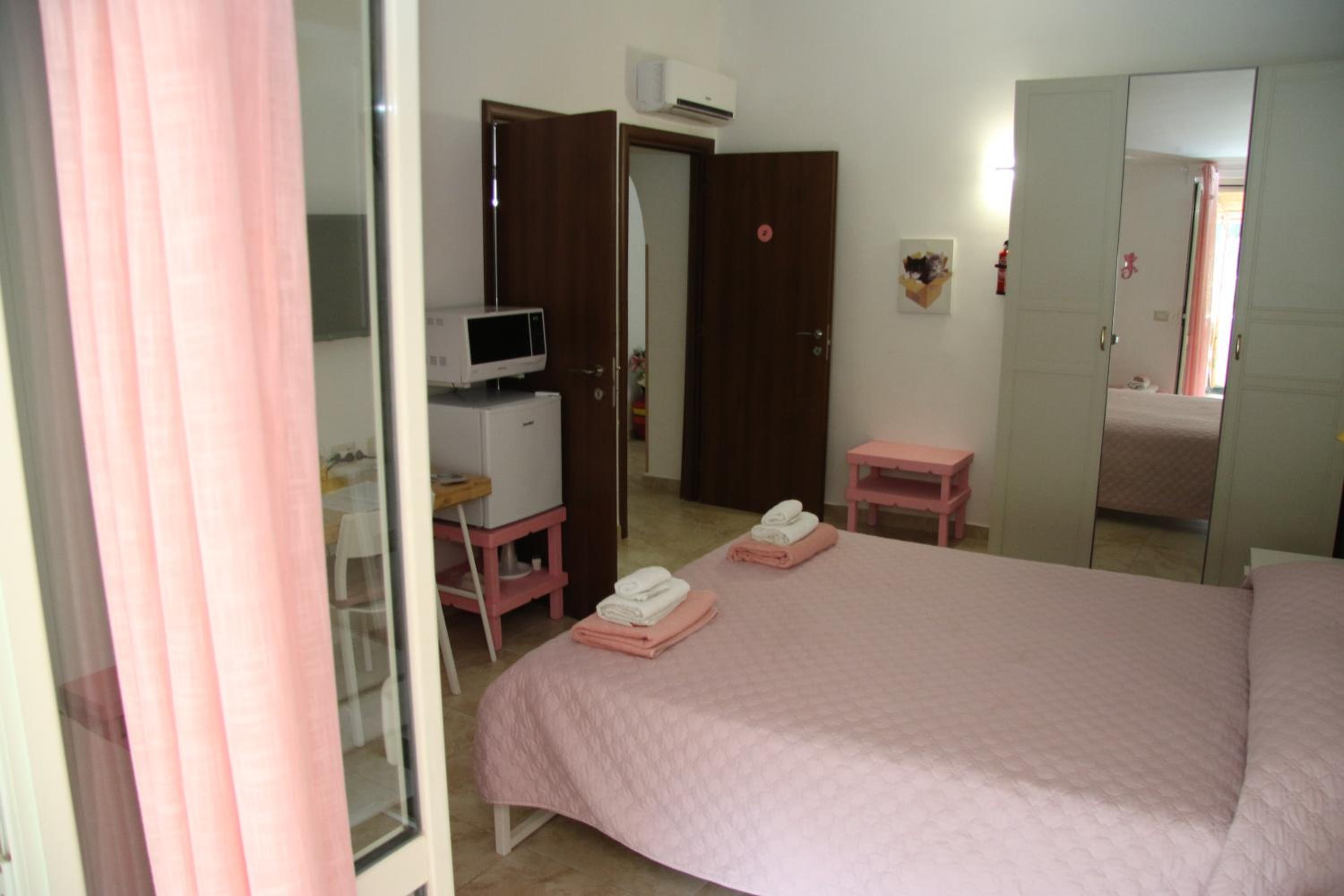 Triple Room with Balcony - Photo 11