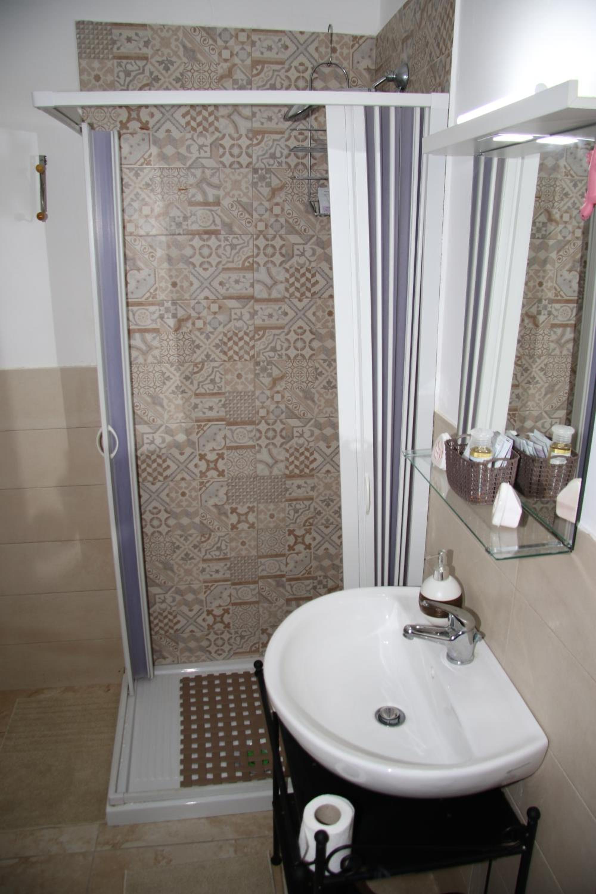 Triple Room with Balcony - Photo 9