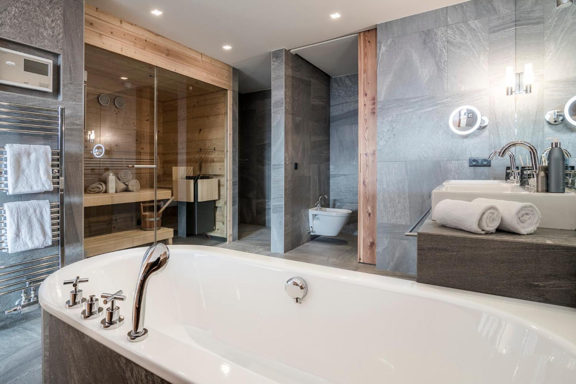 Luxury Suite with Balcony and Sauna photo 3