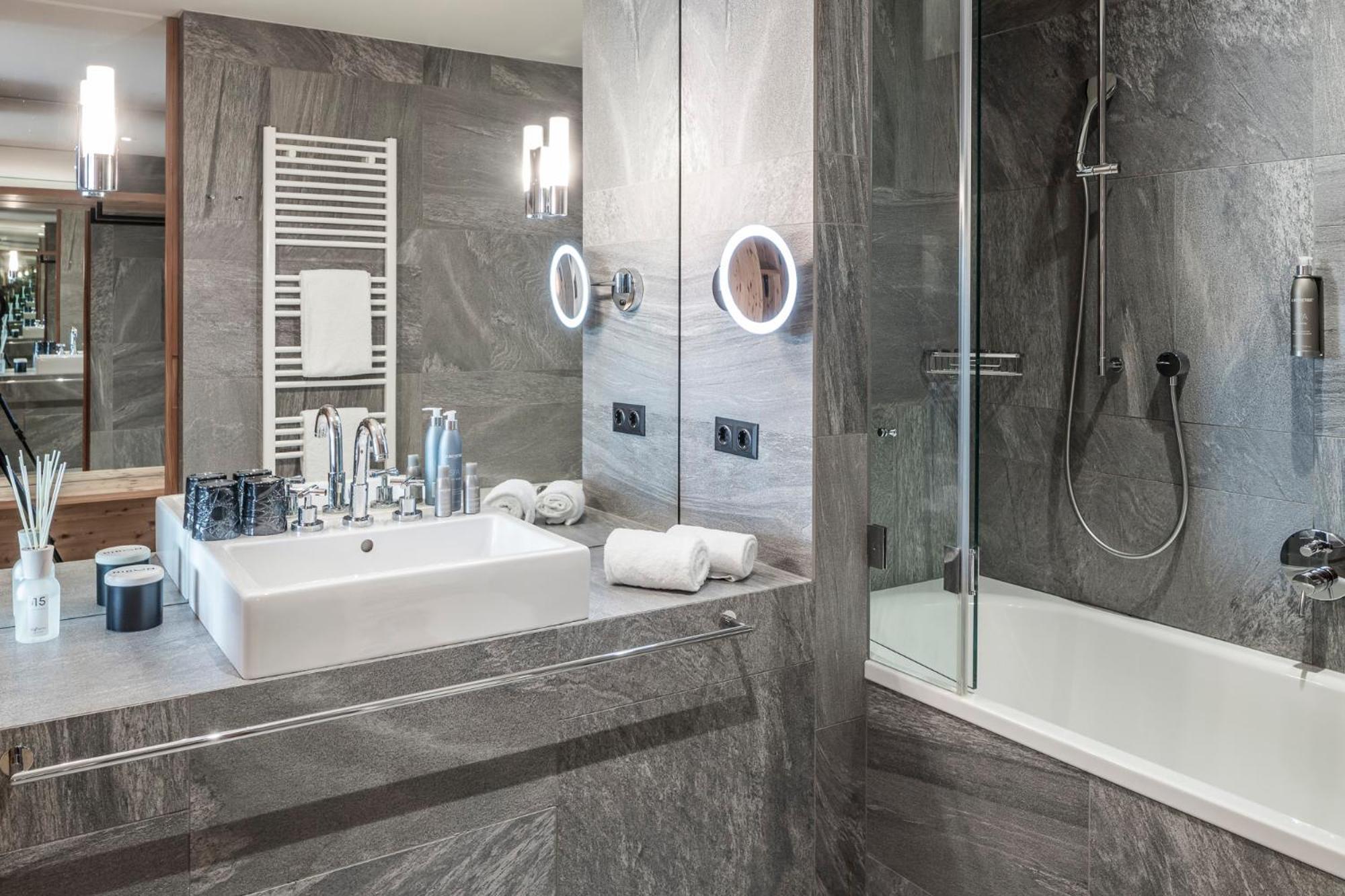 Deluxe Double Room with Bath and Balcony photo 3