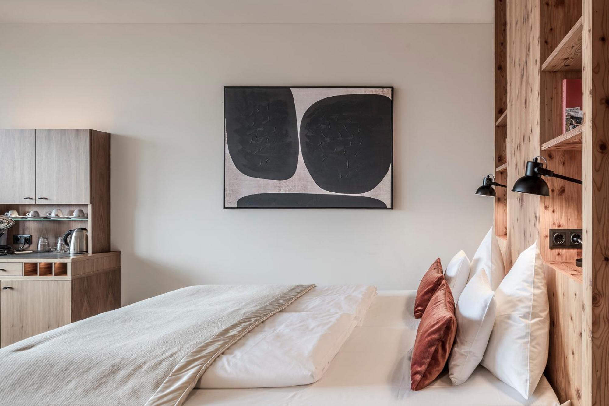 Deluxe Double Room with Balcony photo 3