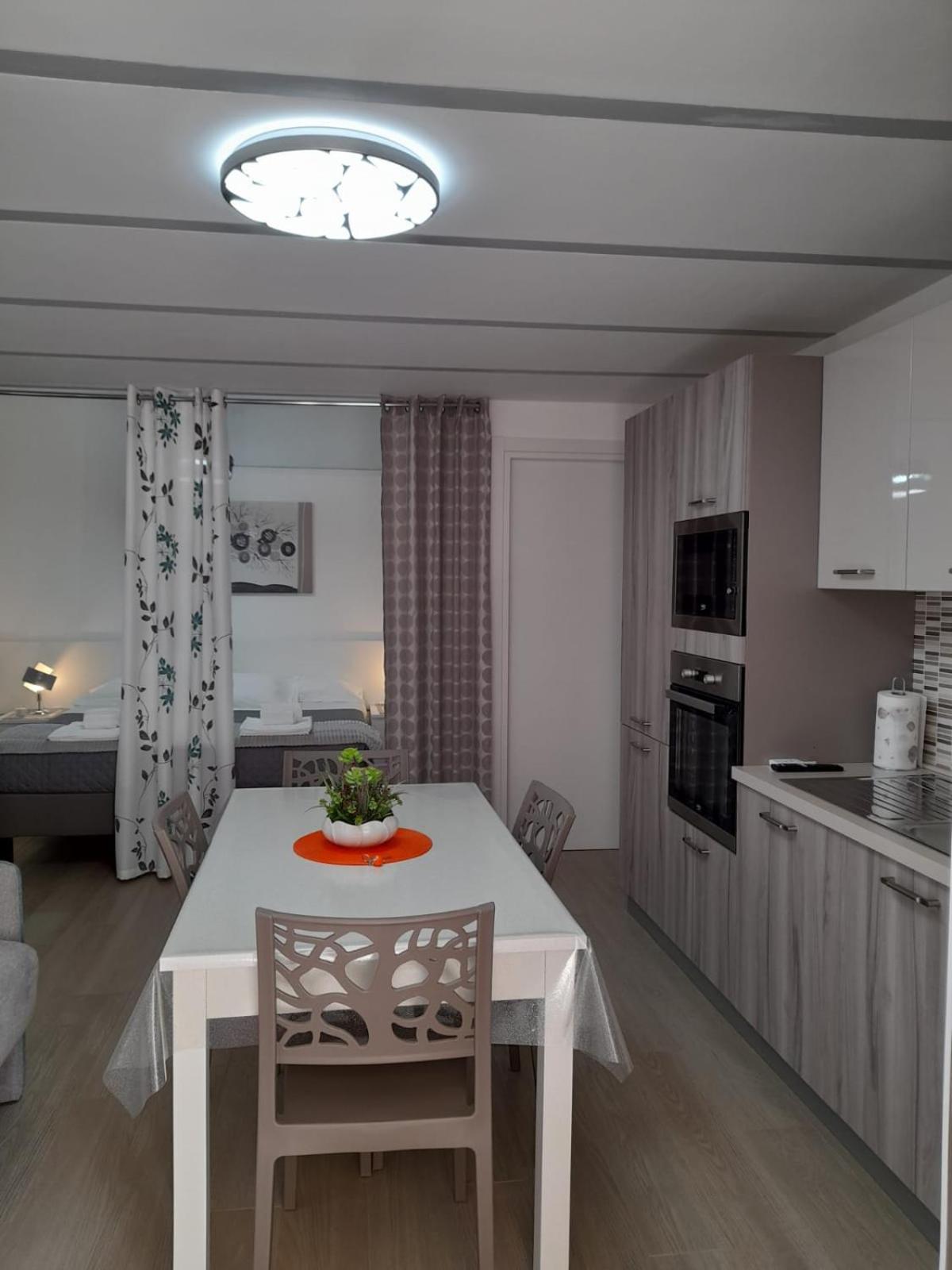 One-Bedroom House - Photo 6