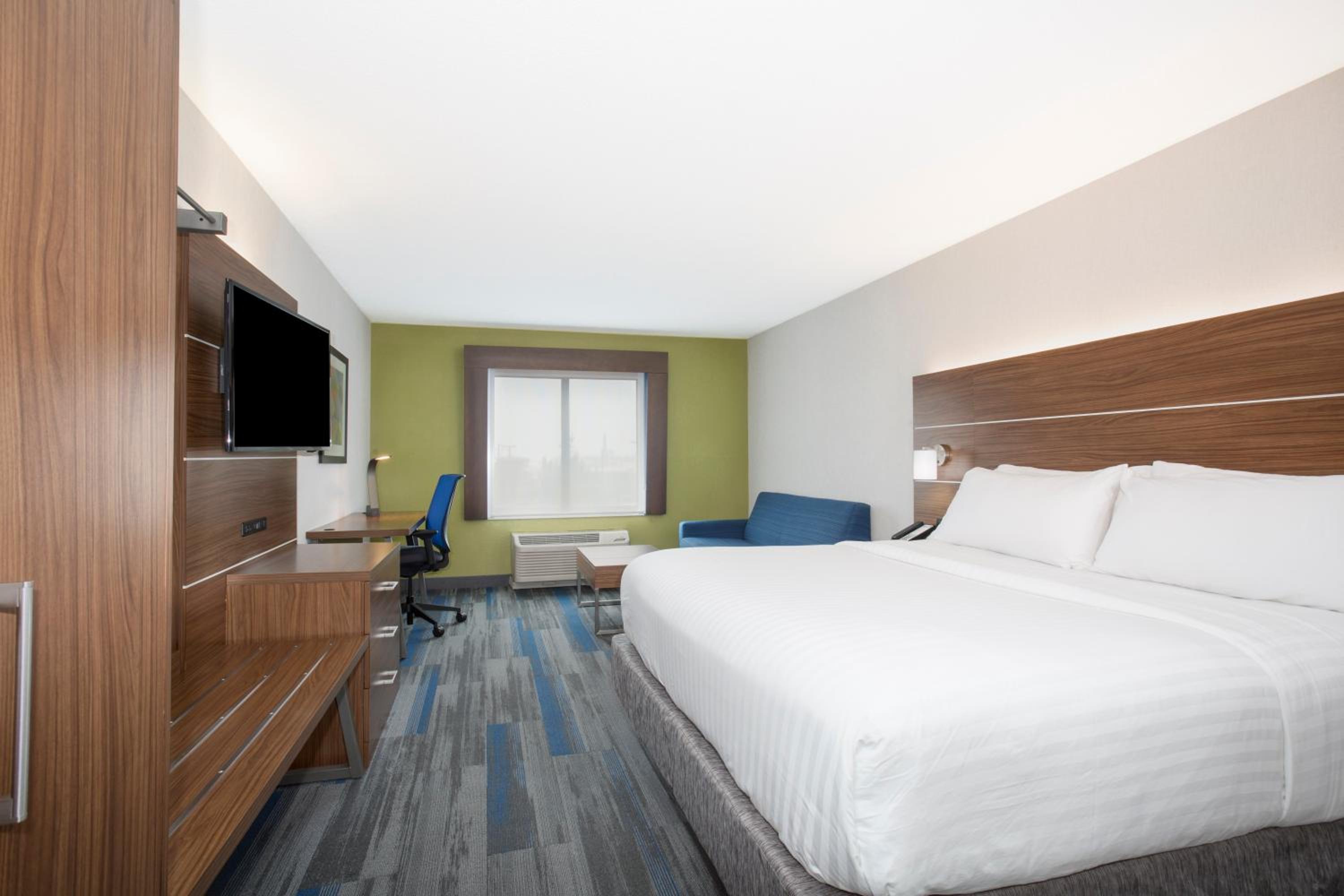 Standard King Room with Sofa Bed - Photo 3