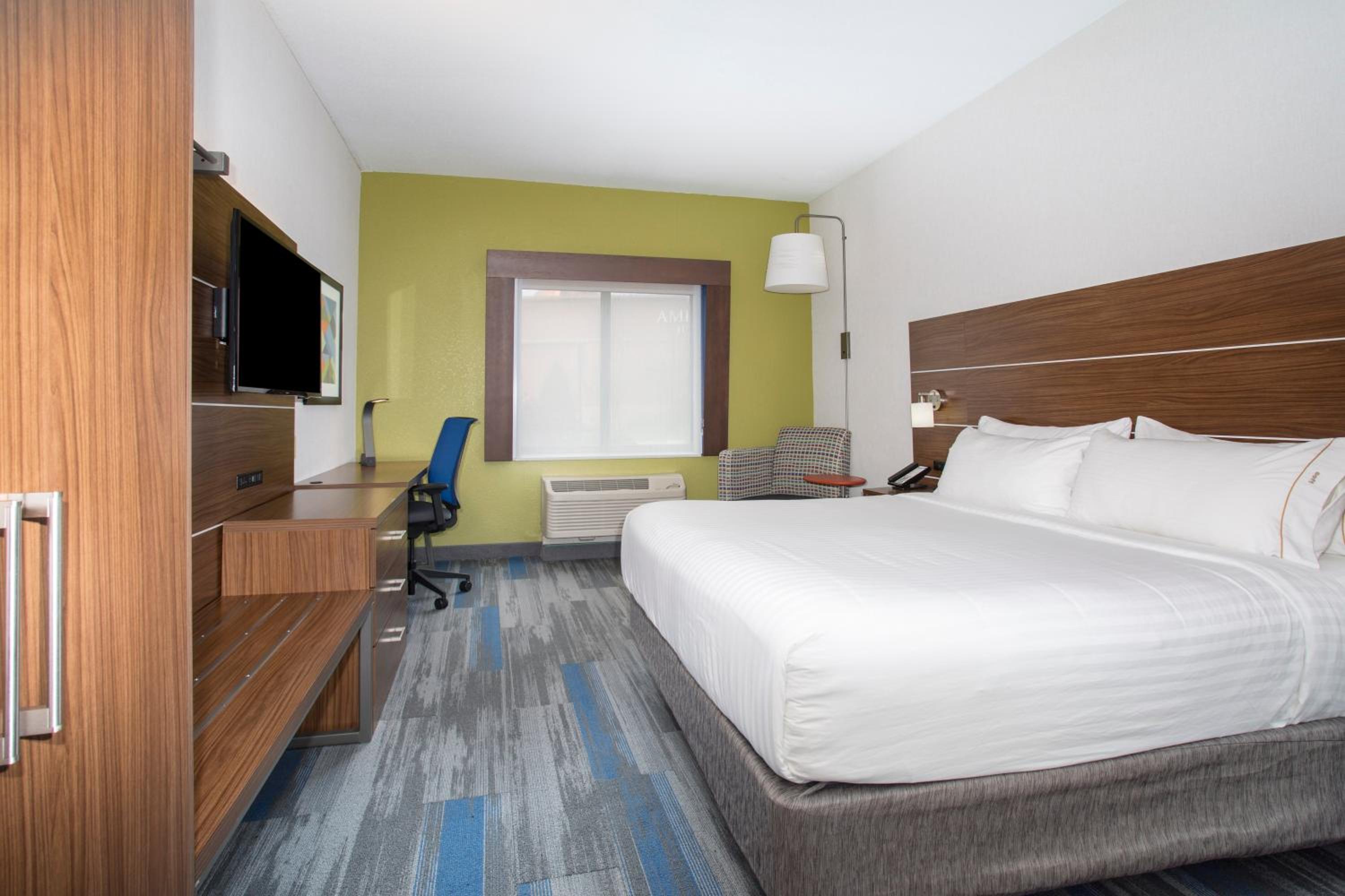 Standard King Room - Photo 5