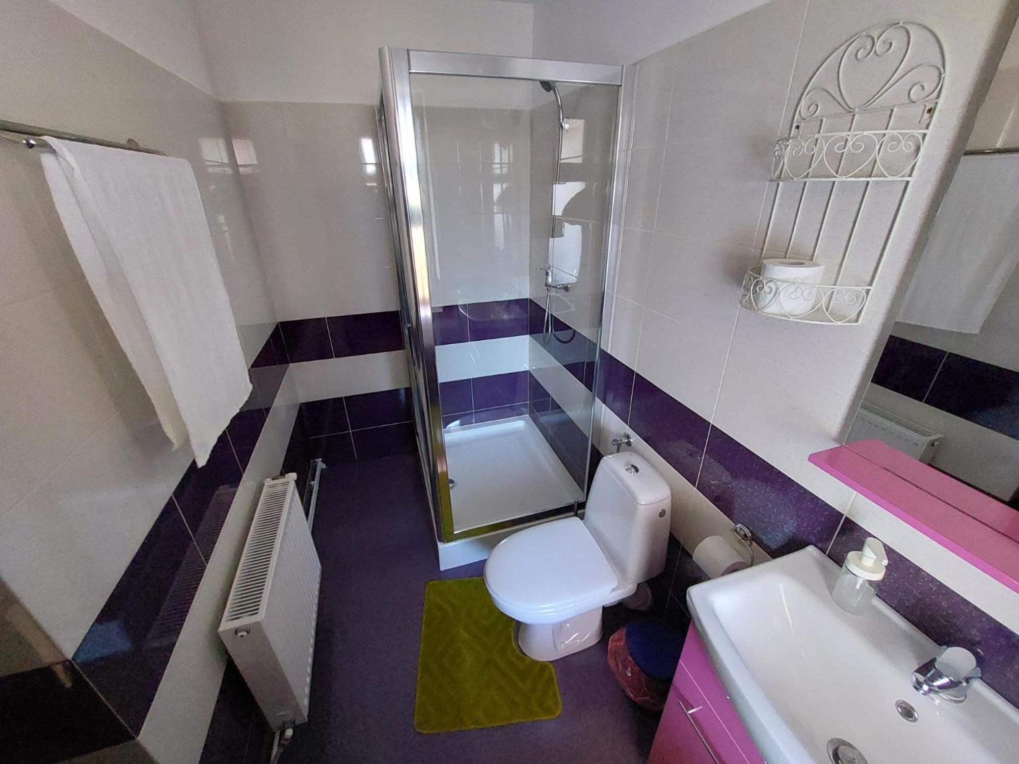 Seven-Bedroom House photo 3