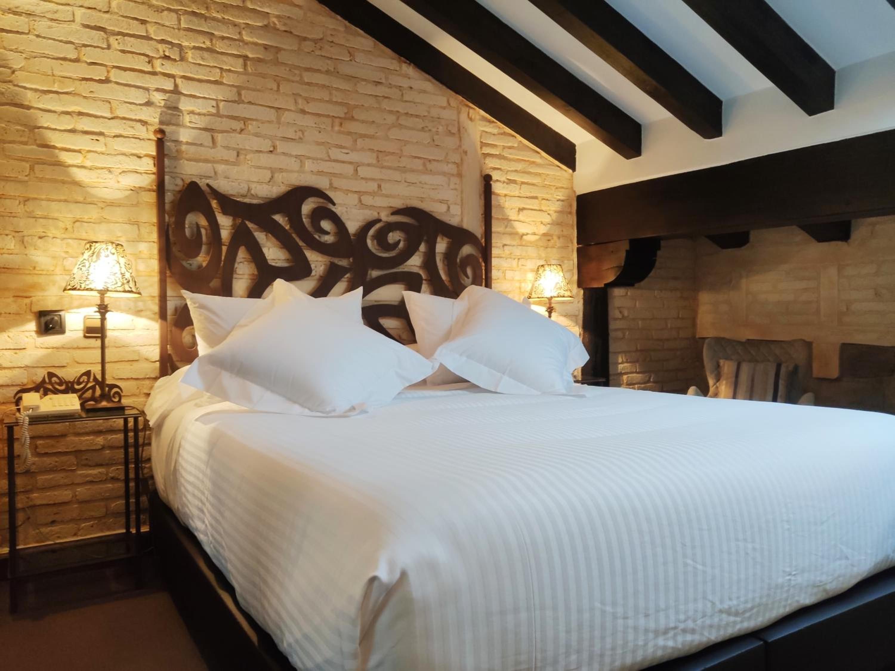 Double or Twin Room with Romantic Package - Photo 4