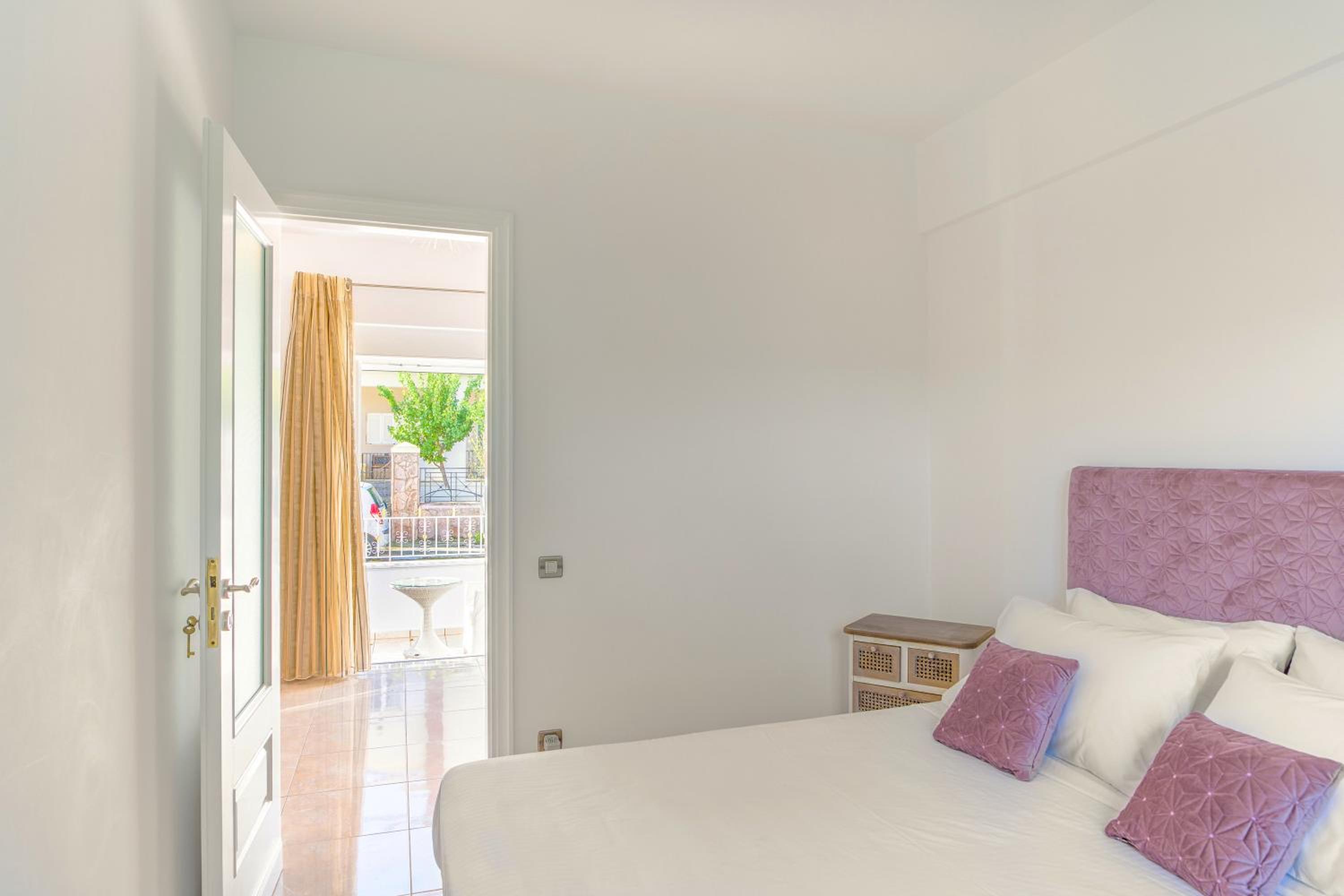 One-Bedroom Apartment with Terrace photo 3