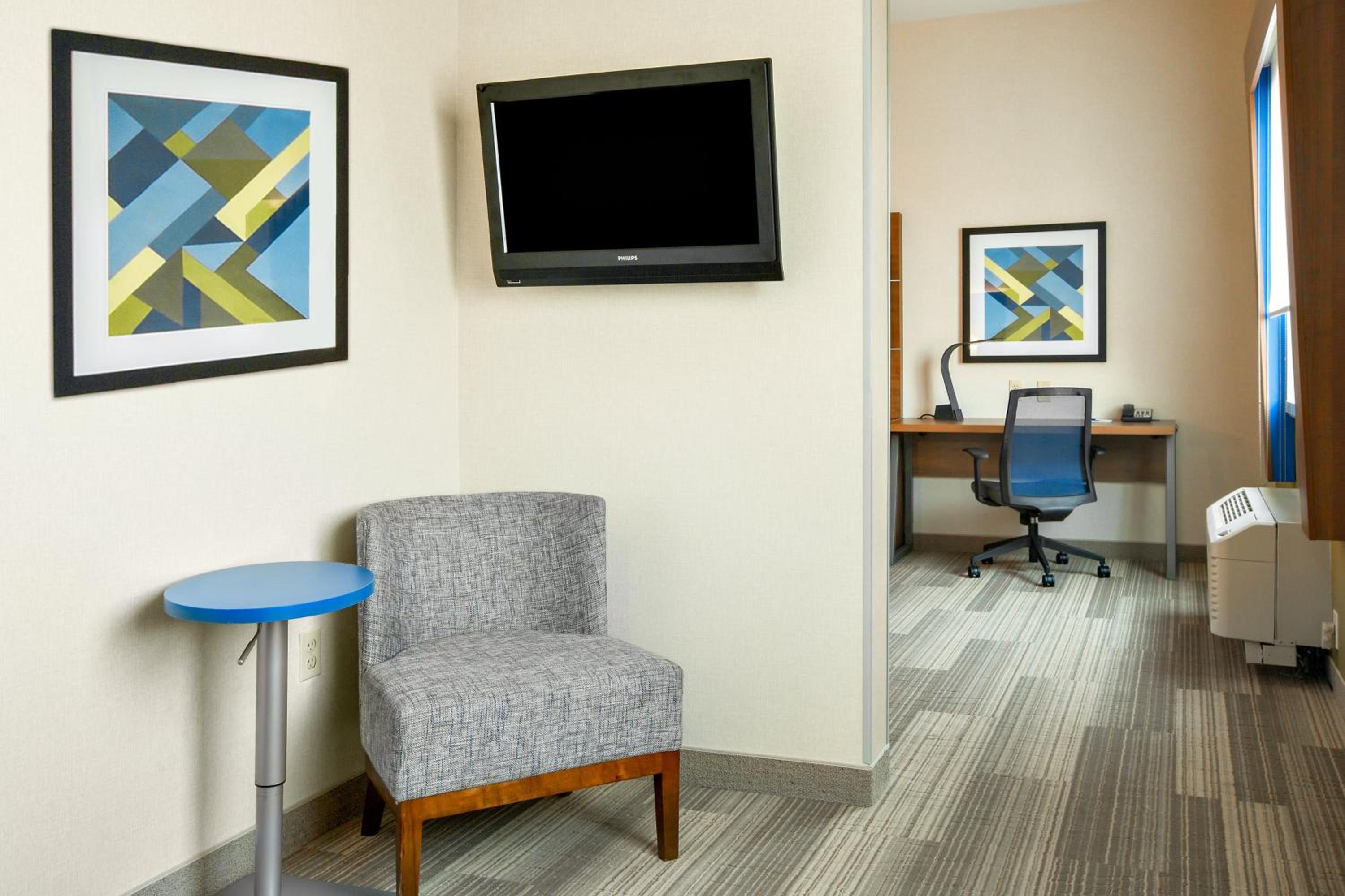 Standard King Room with Extra Space - Photo 2