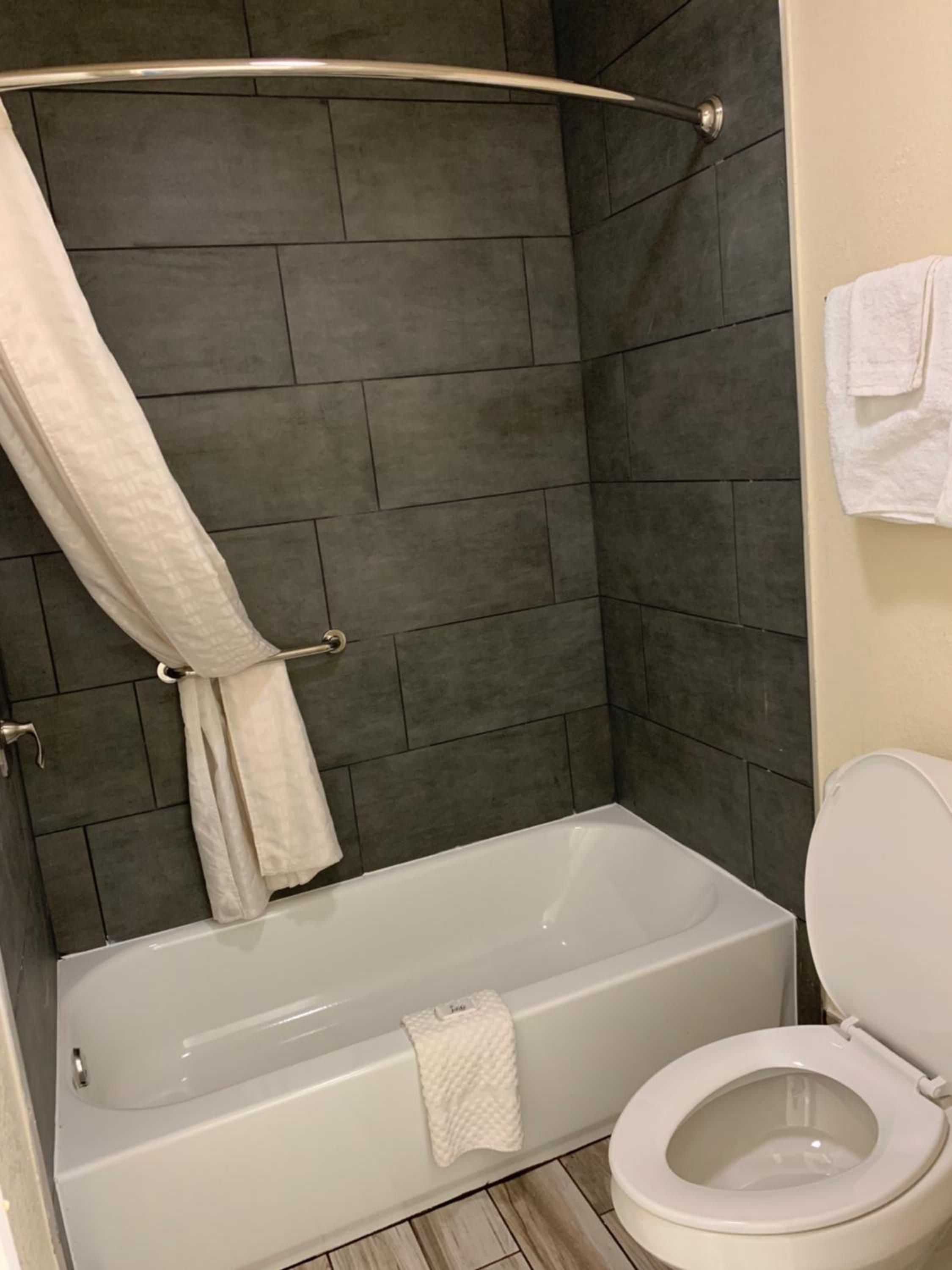 Standard King Room - Photo 9