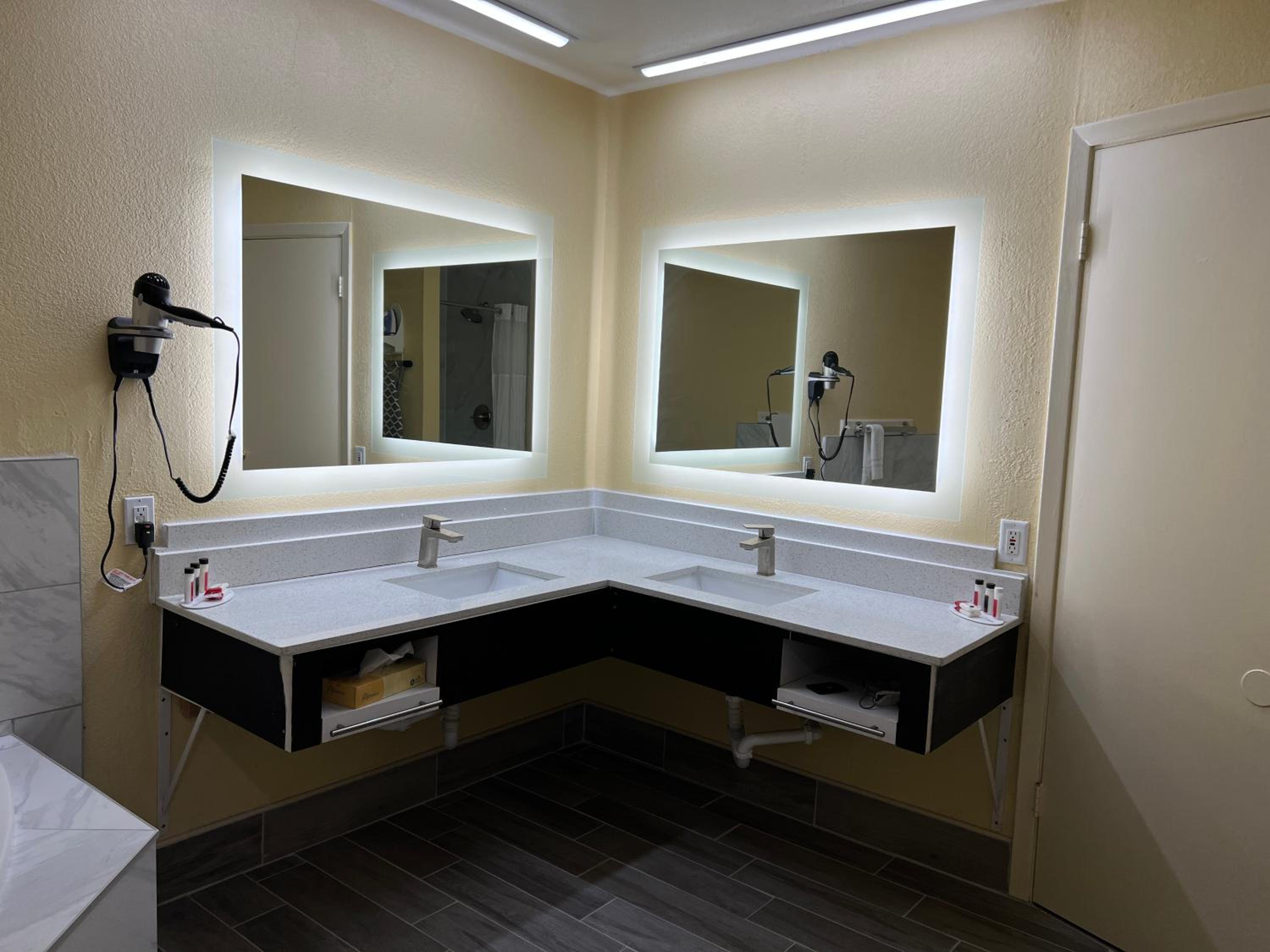 Deluxe King Studio Suite - Non-Smoking - Photo 3