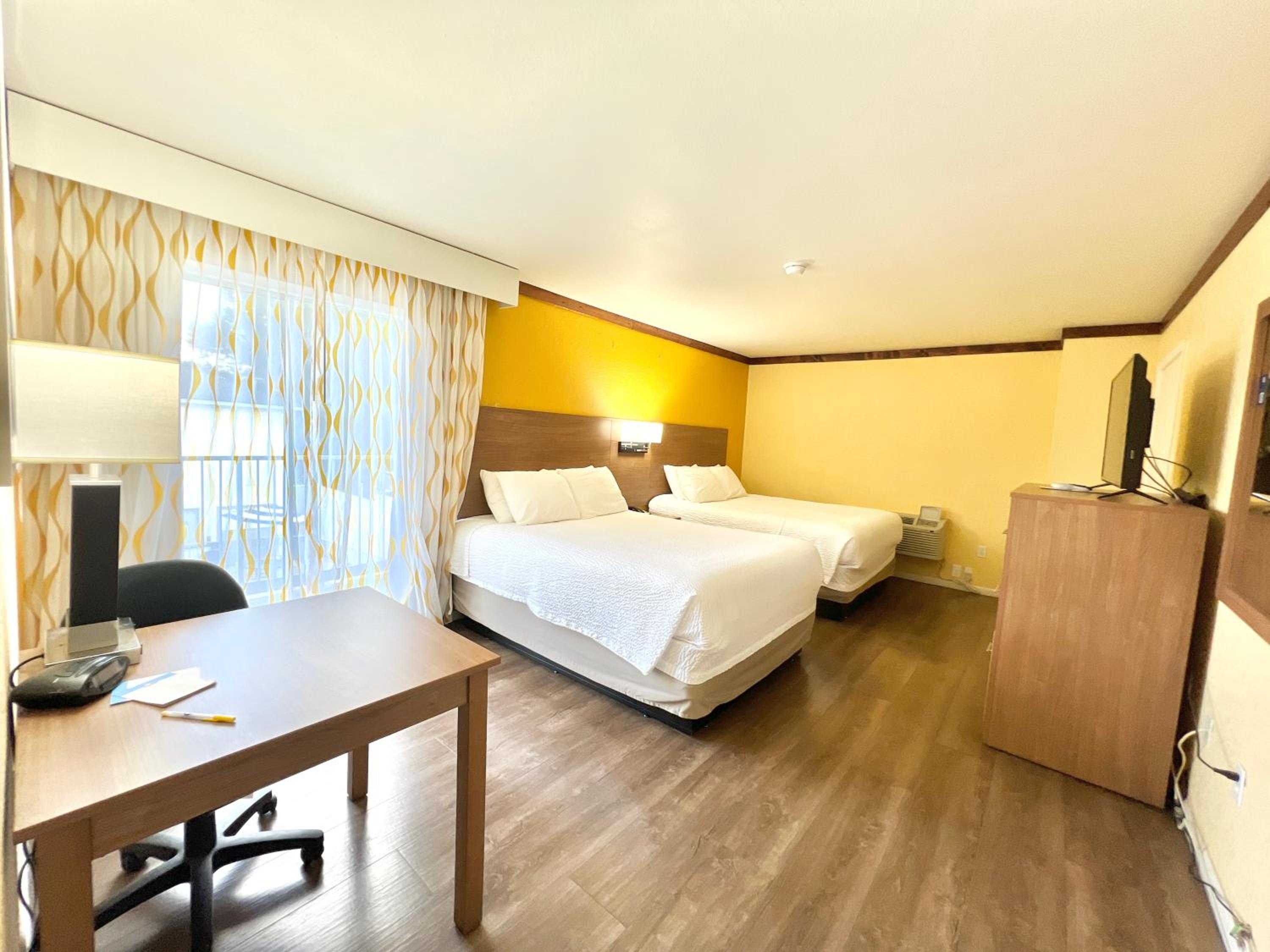 Studio Suite with 2 Queen Beds and 1 King Bed, Non-Smoking - Photo 6