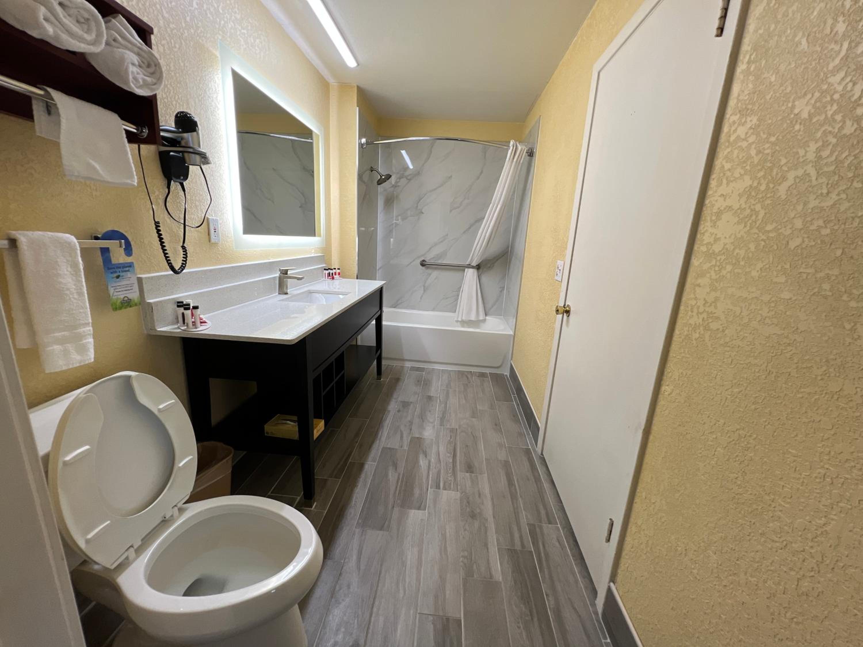 One-Bedroom Suite with Two Queen Beds - Non-Smoking - Photo 3