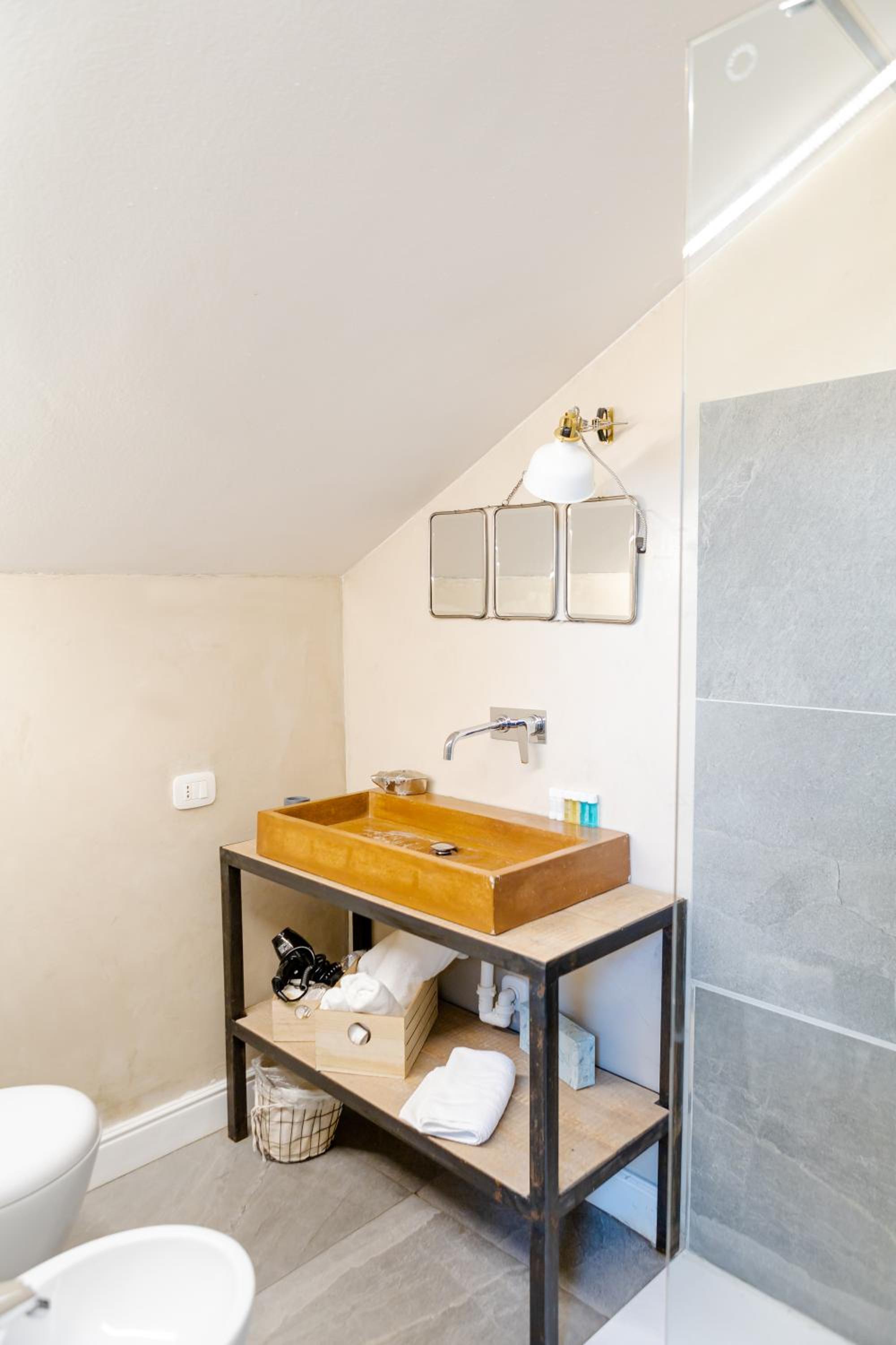 Standard Suite - Photo 10