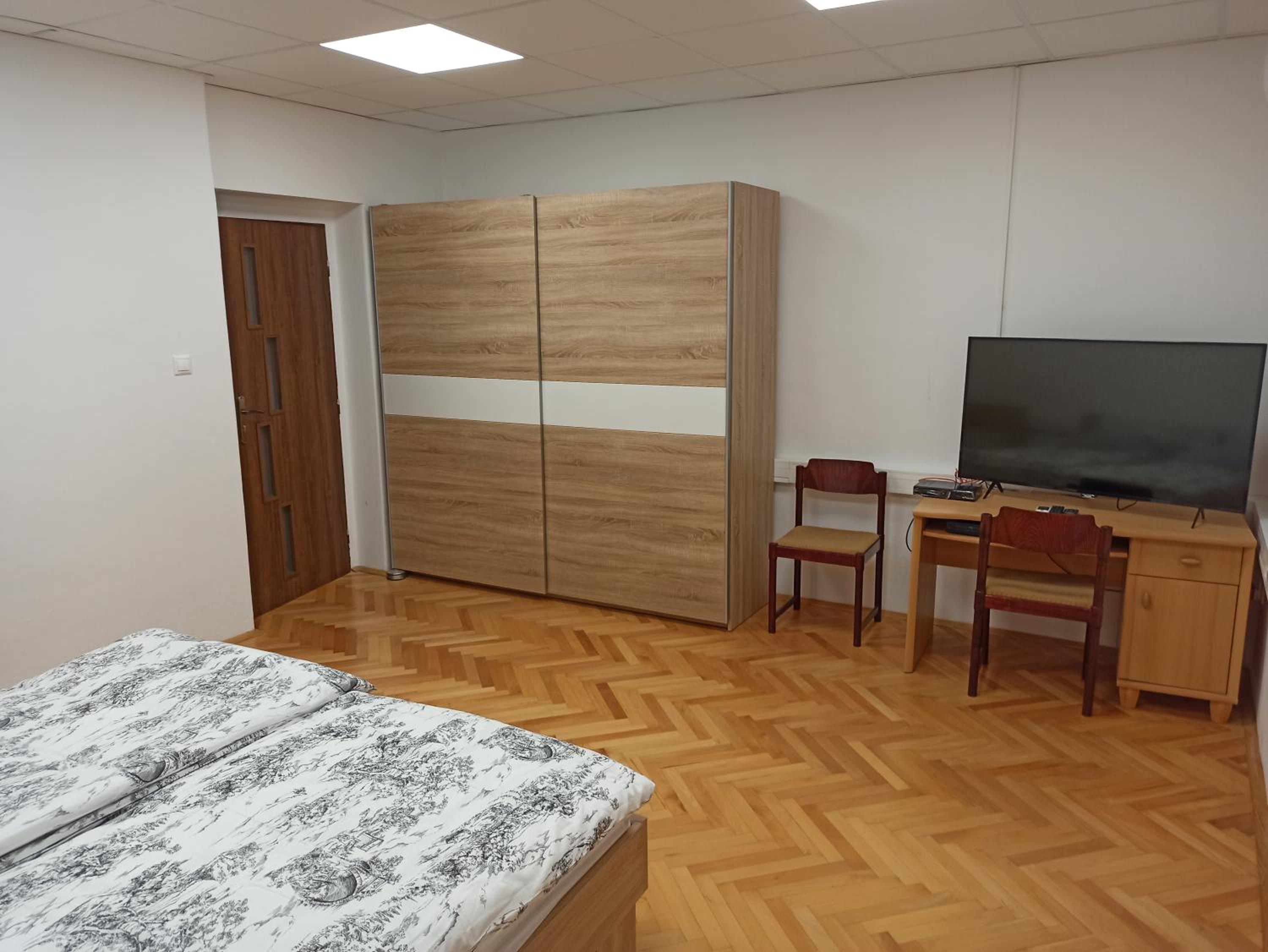 Large Double Room - Photo 21