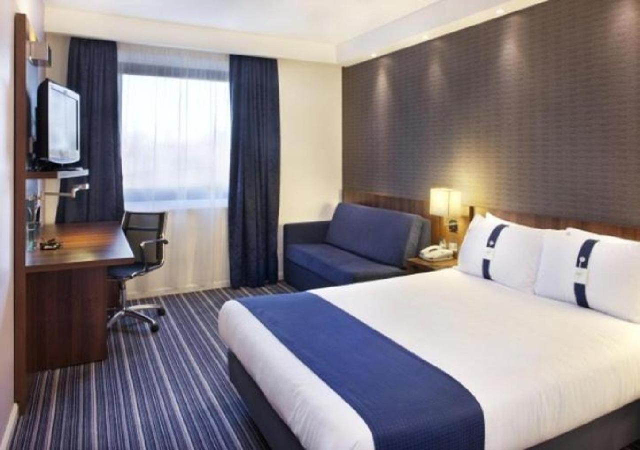 Standard Room with Free Hot Breakfast - Photo 2