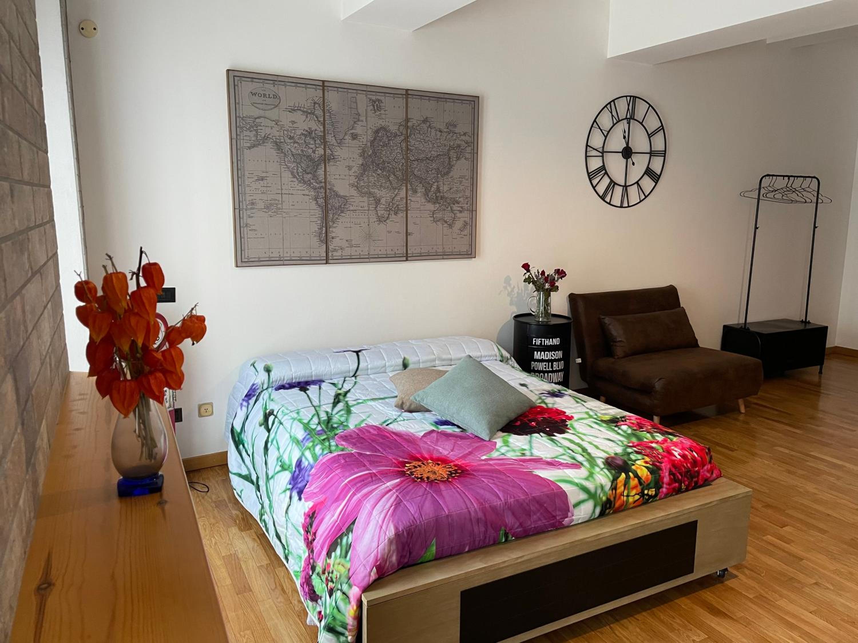 One-Bedroom Apartment photo 2