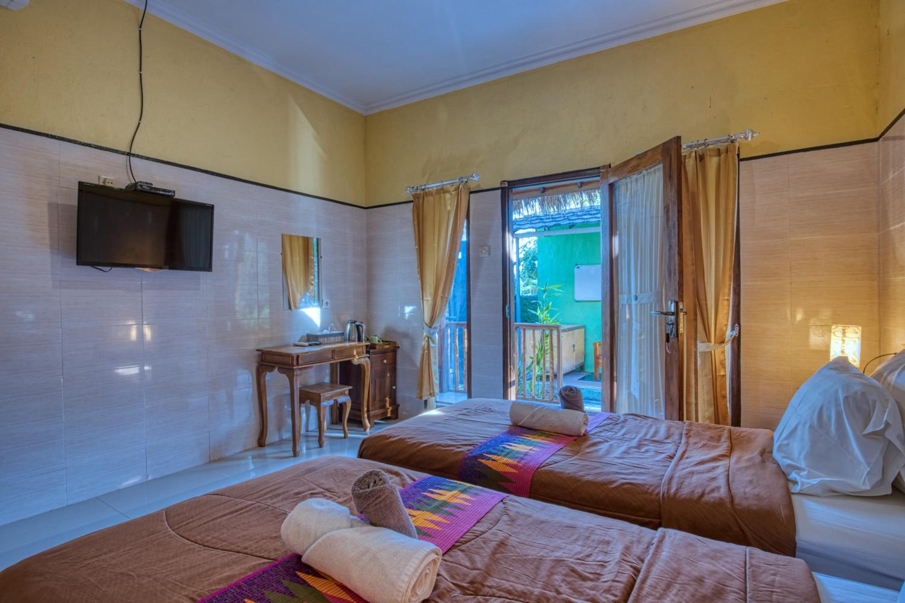 Twin Room with Private Bathroom - Photo 10