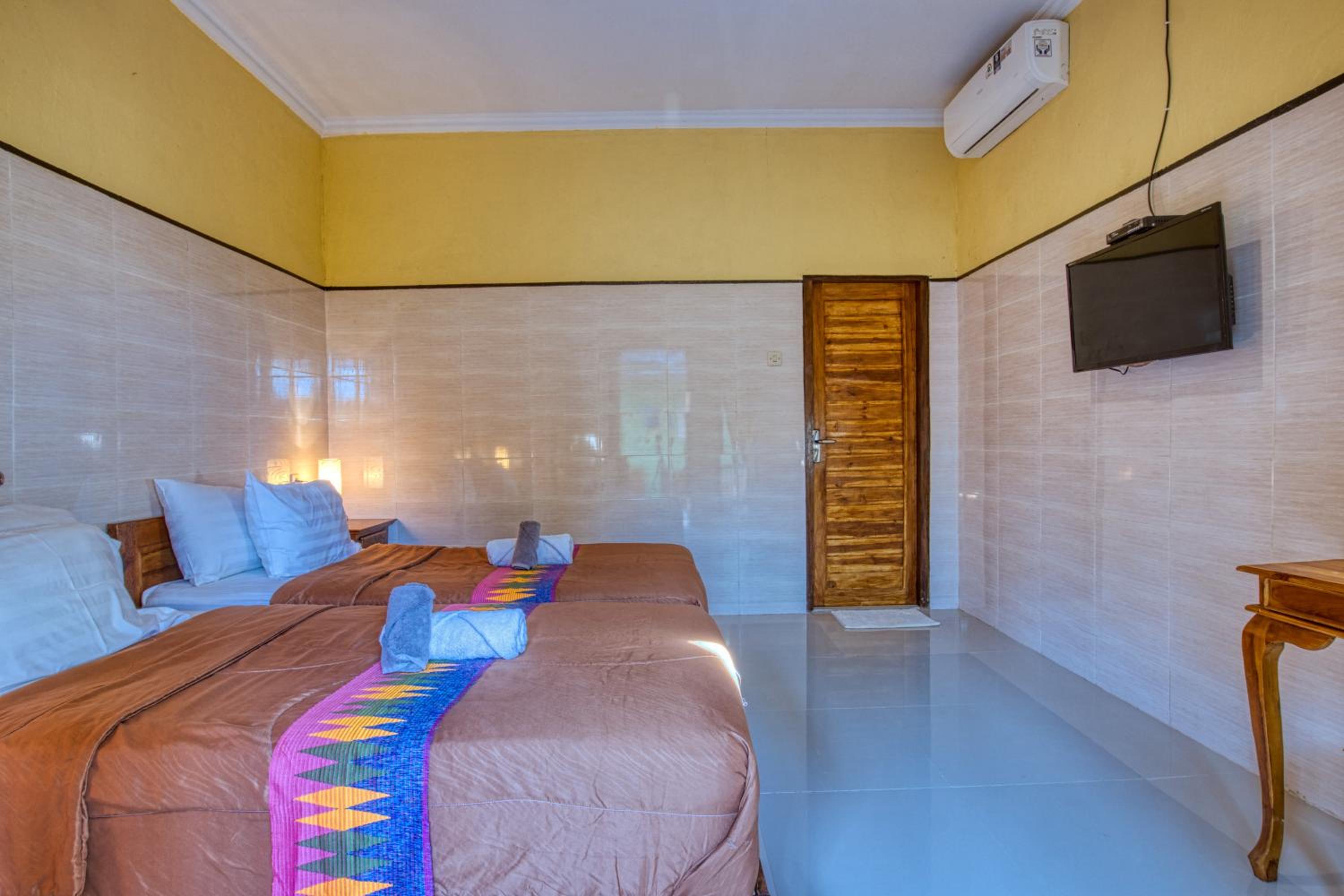 Twin Room with Private Bathroom - Photo 9