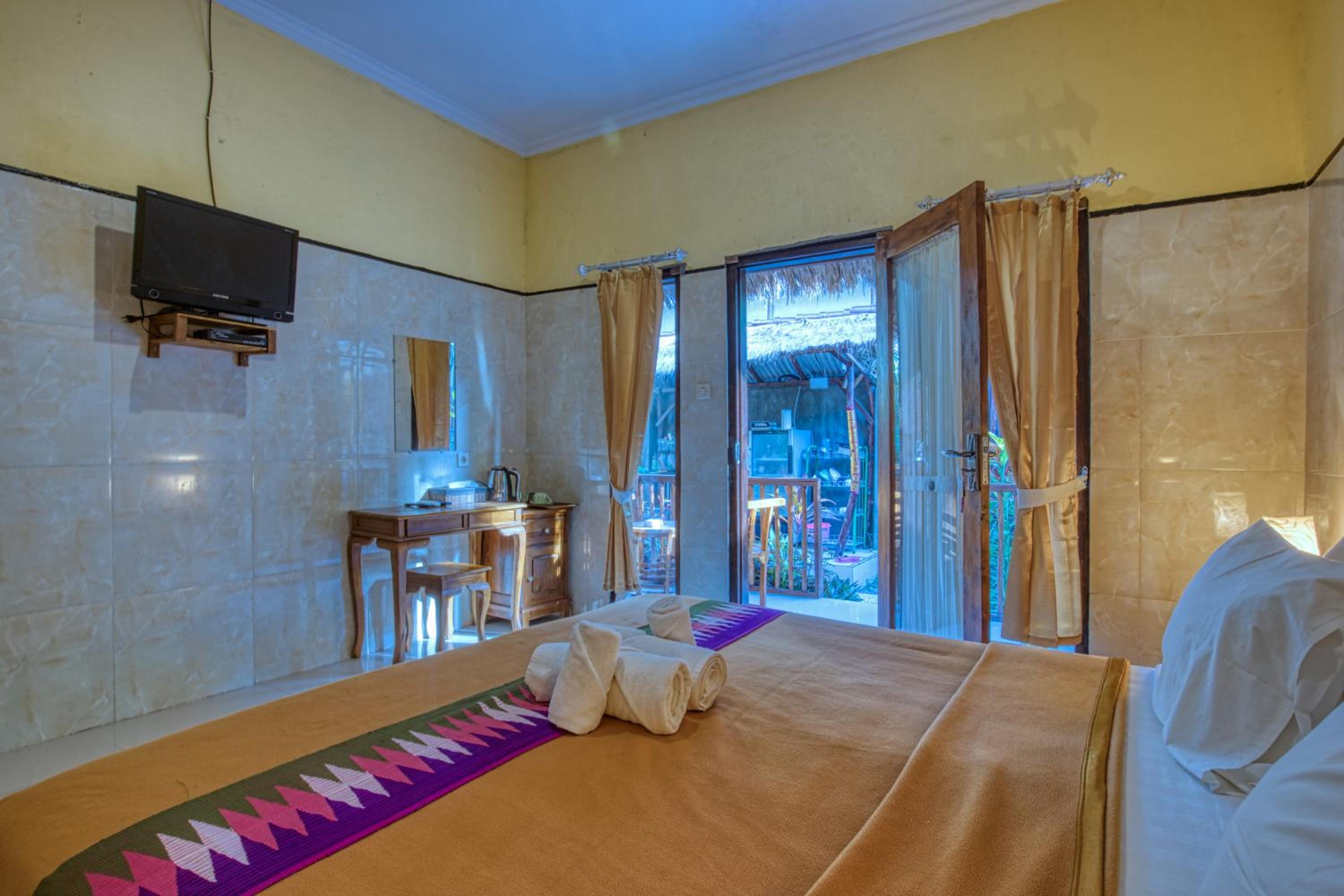 Double Room with Patio - Photo 9