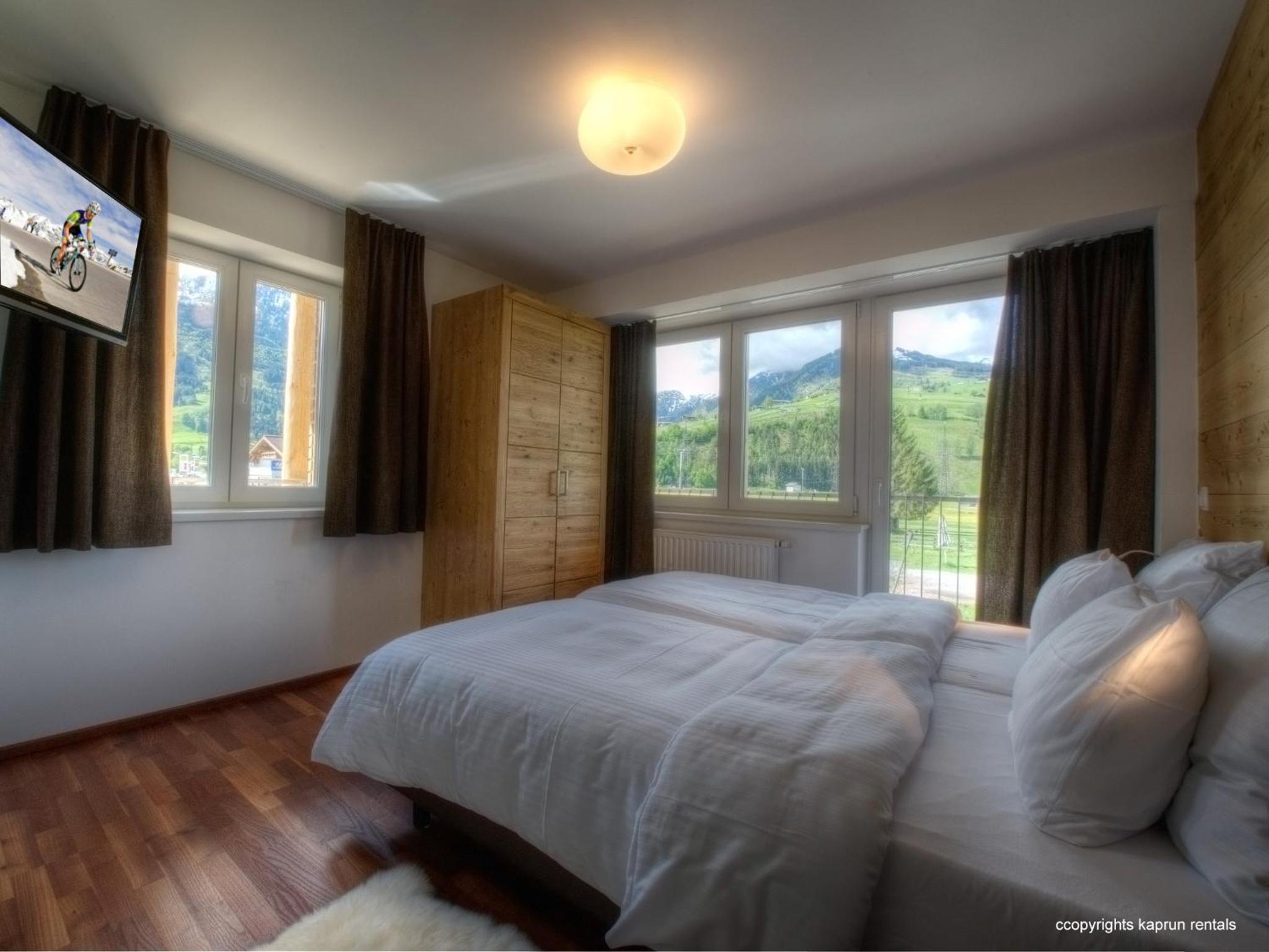 Deluxe Three-Bedroom Apartment With Balcony And Mountain View