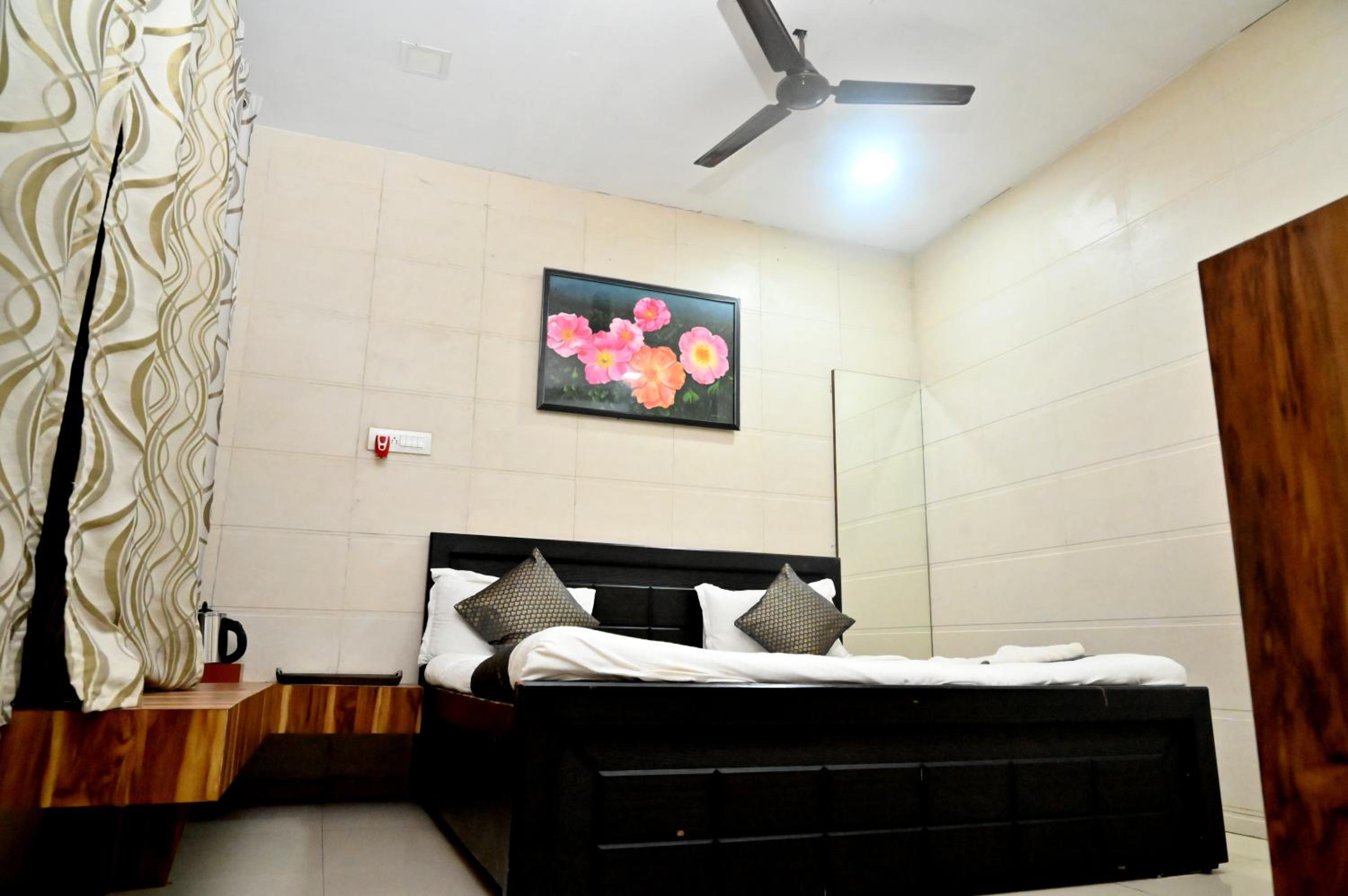 Deluxe Room - Photo 15