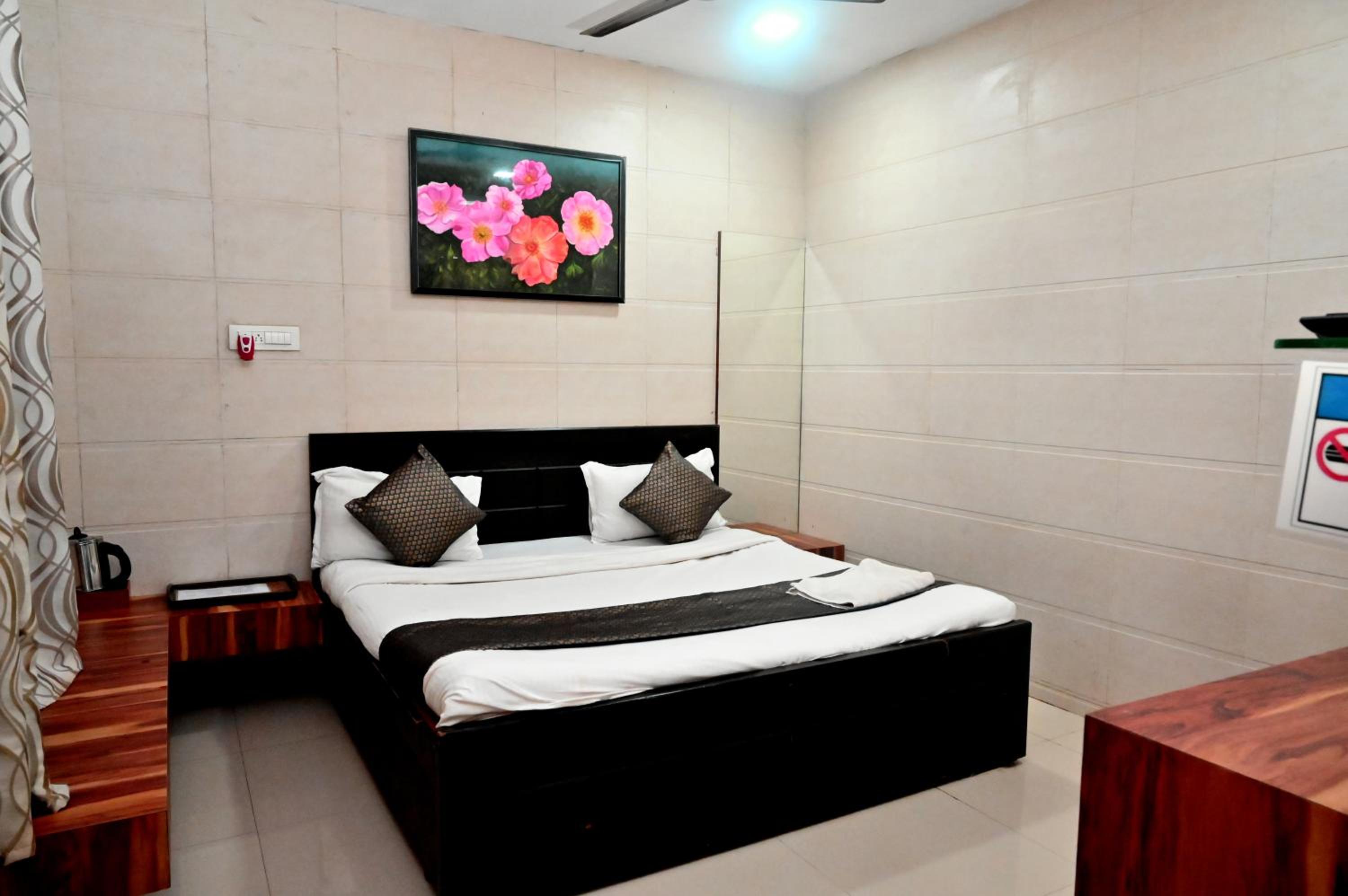 Deluxe Room - Photo 5