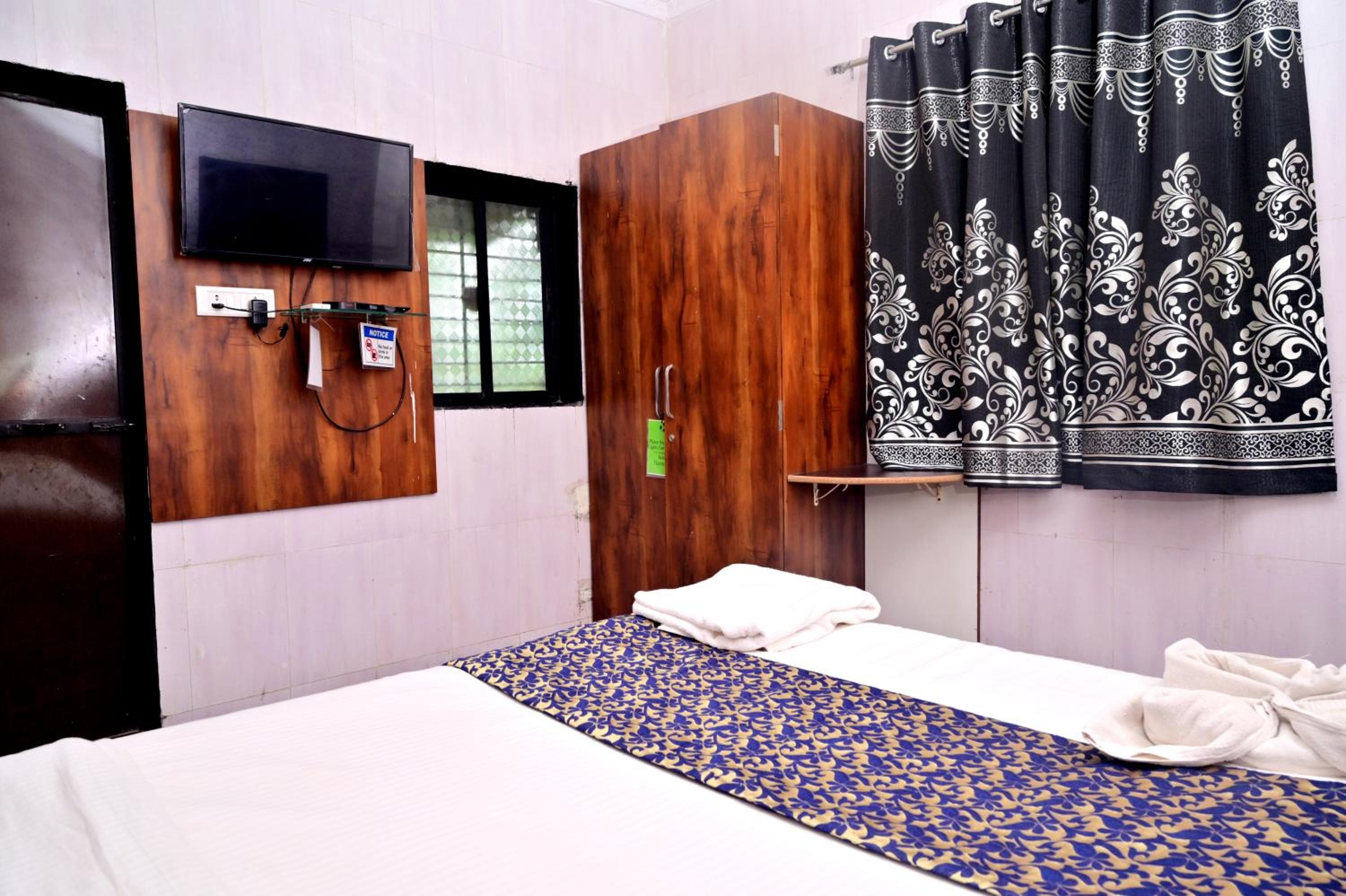 Deluxe Room - Photo 10