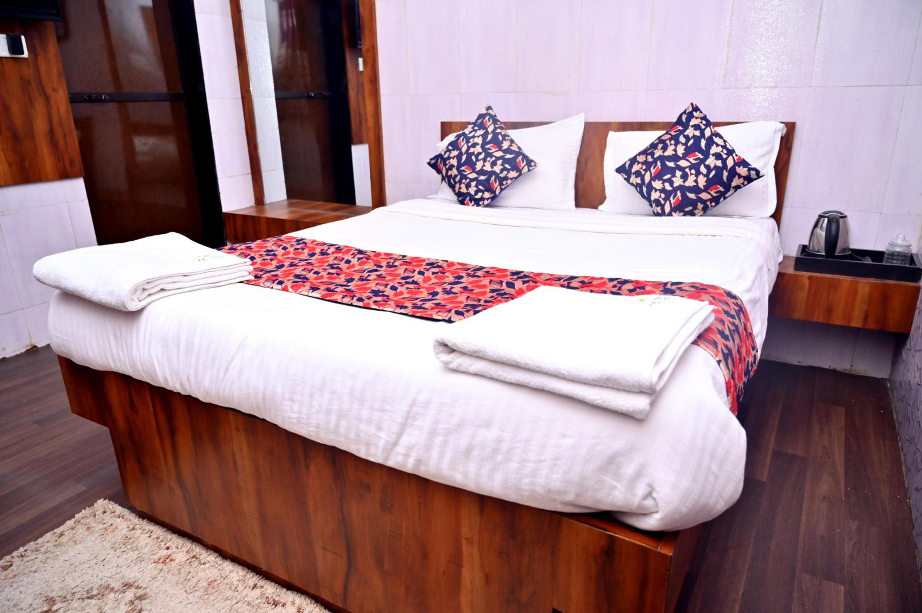 Deluxe Room - Photo 12