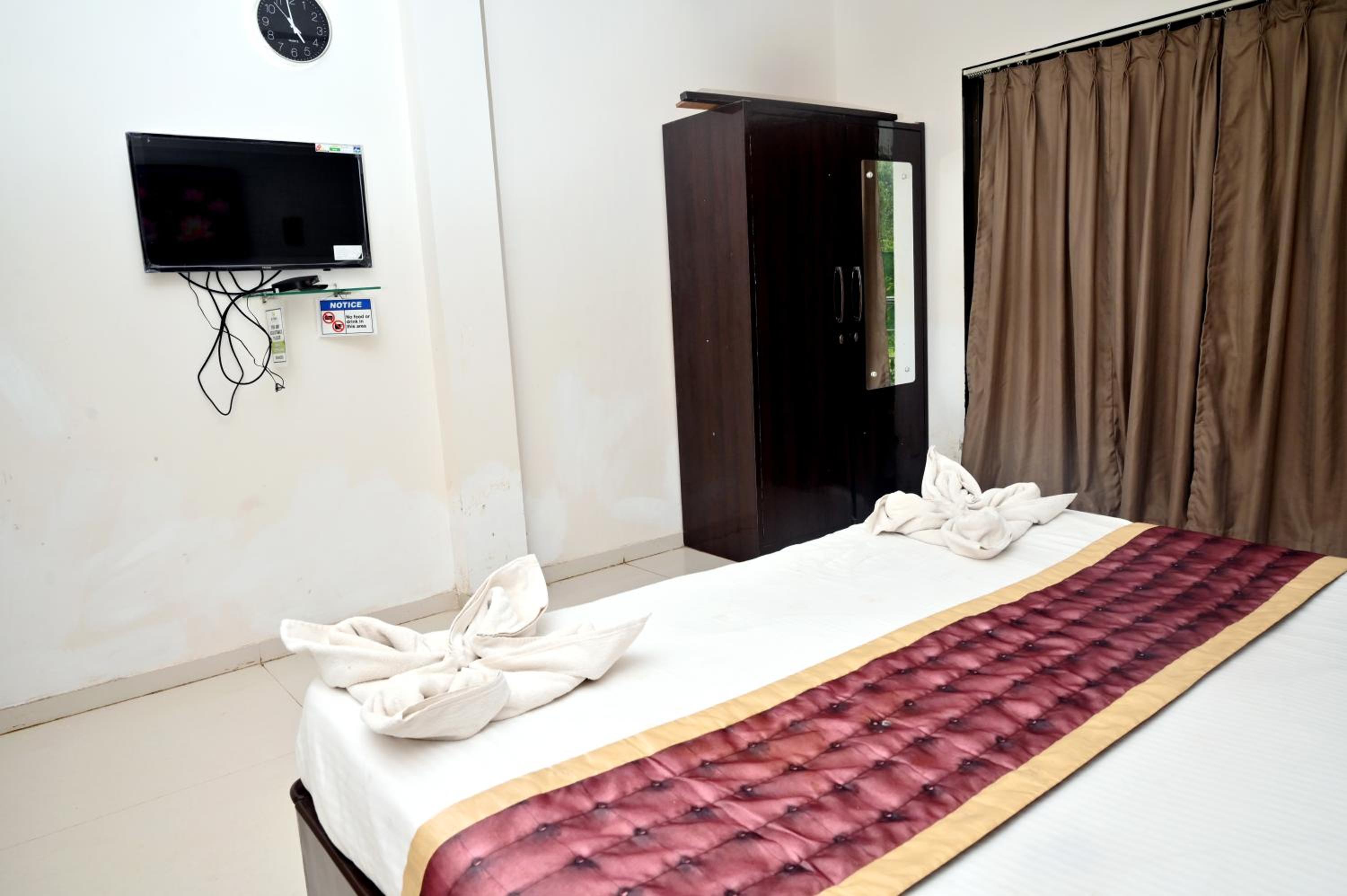 Deluxe Room - Photo 13