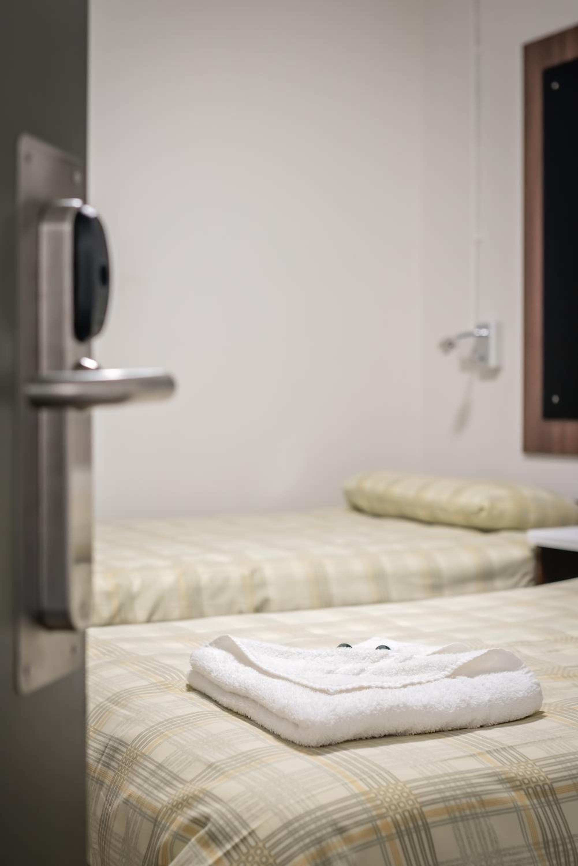 Standard Twin Room with Shared Bathroom photo 2