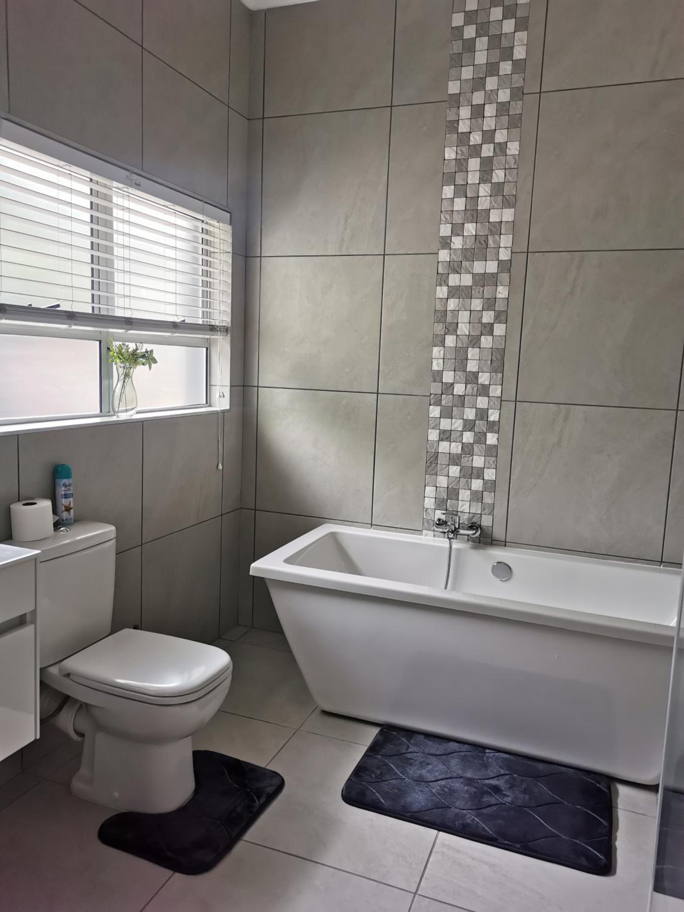 Double Room with Private Bathroom - Photo 34