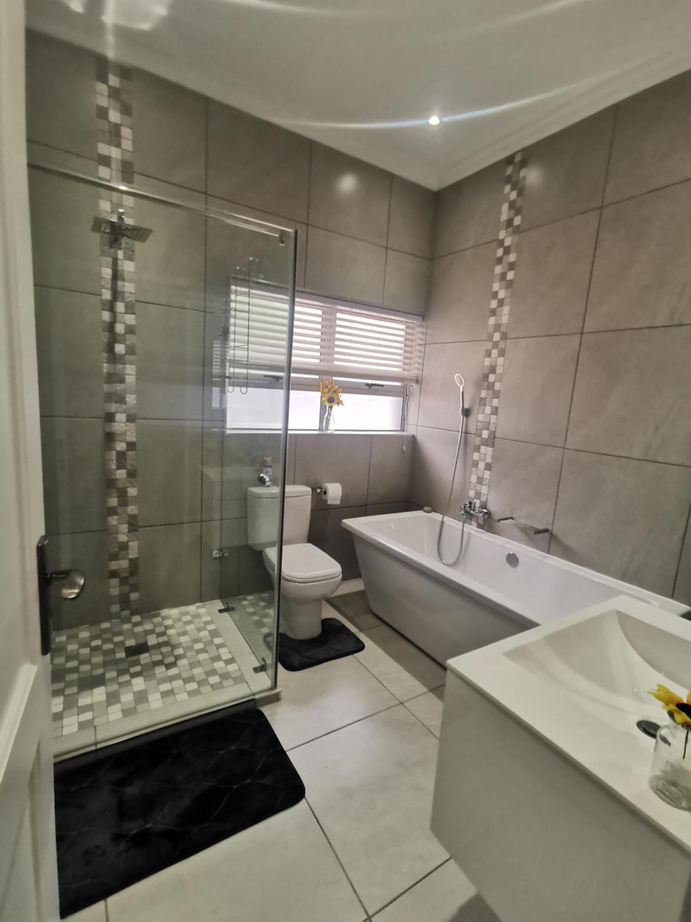 Deluxe Double Room (2 Adults + 1 Child) - Photo 23