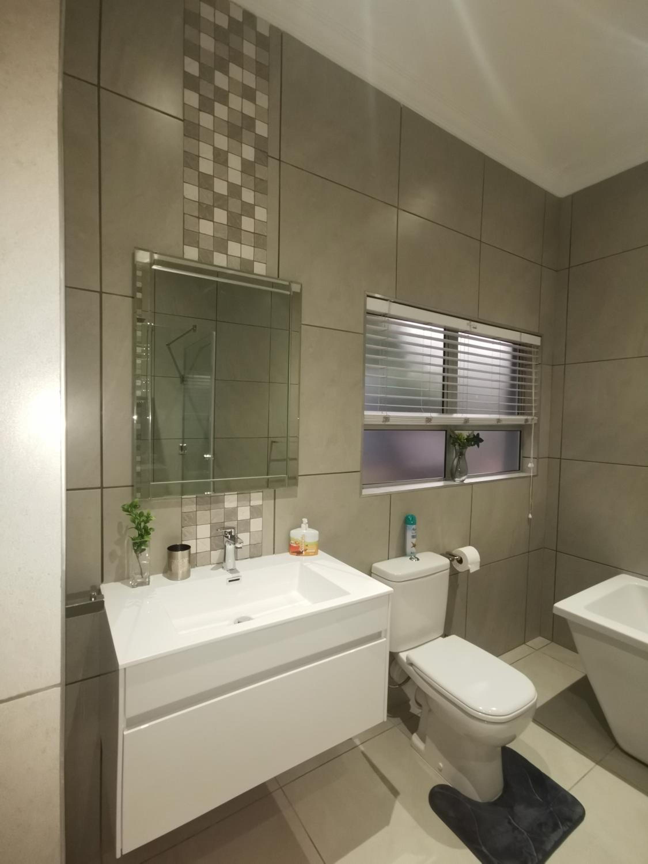 Double Room with Private Bathroom - Photo 29