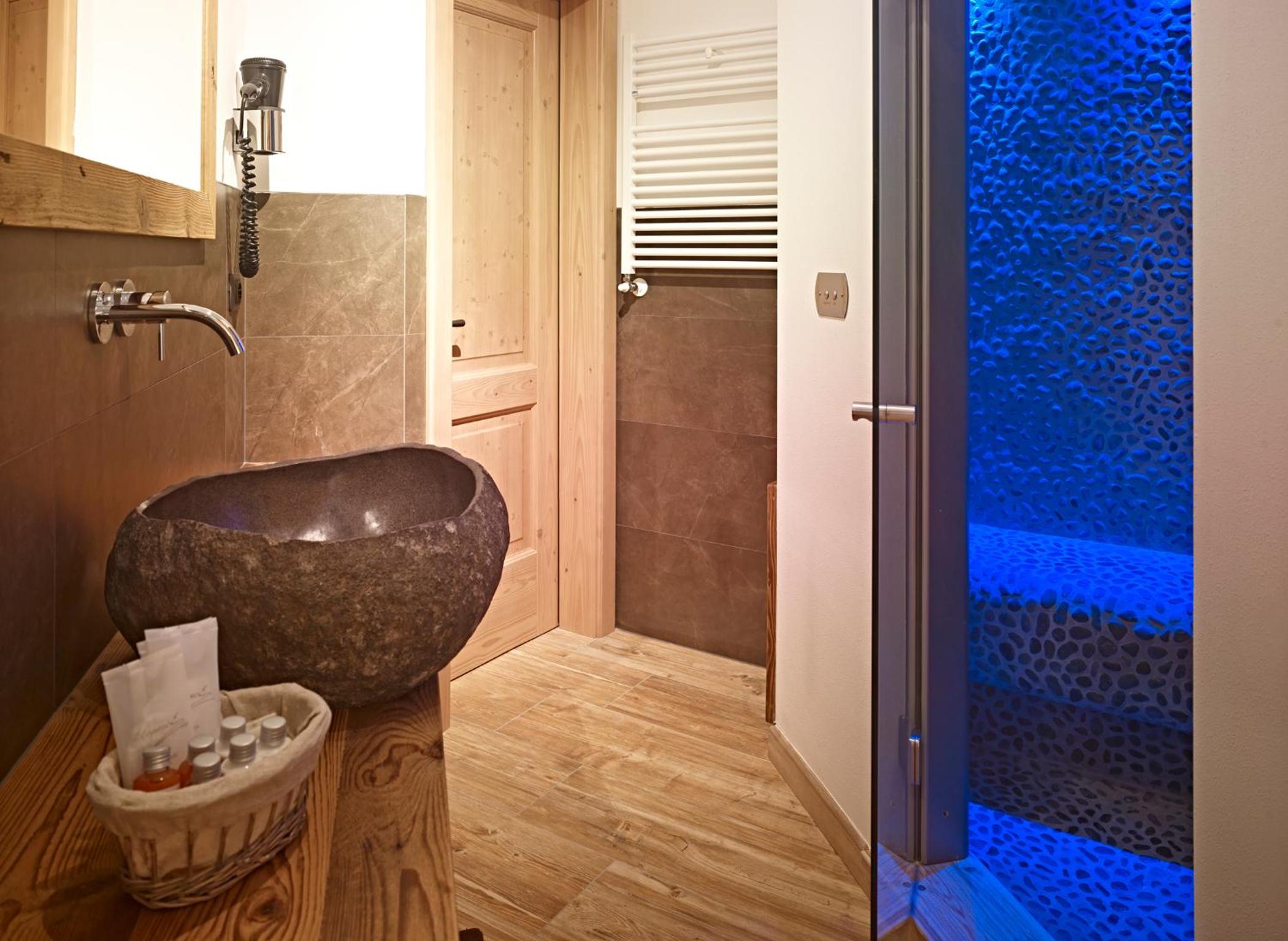 One-Bedroom Suite (5 Adults) photo 2