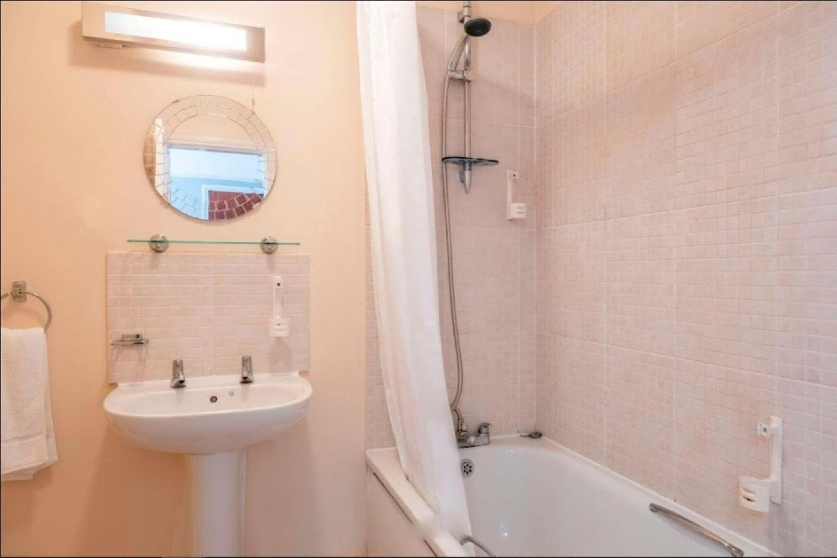 Standard Double Room - Photo 4