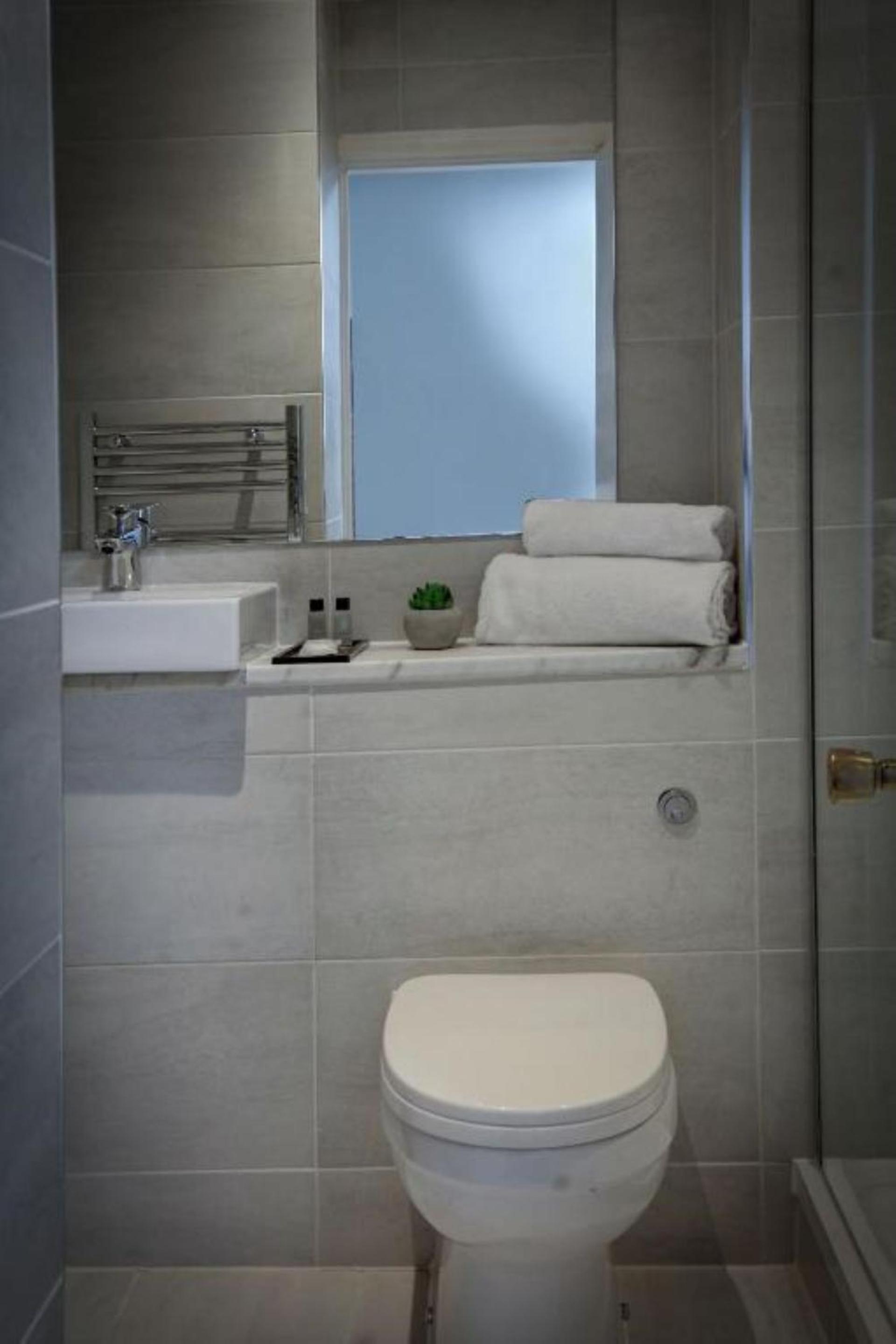 Standard Twin Room - Photo 4