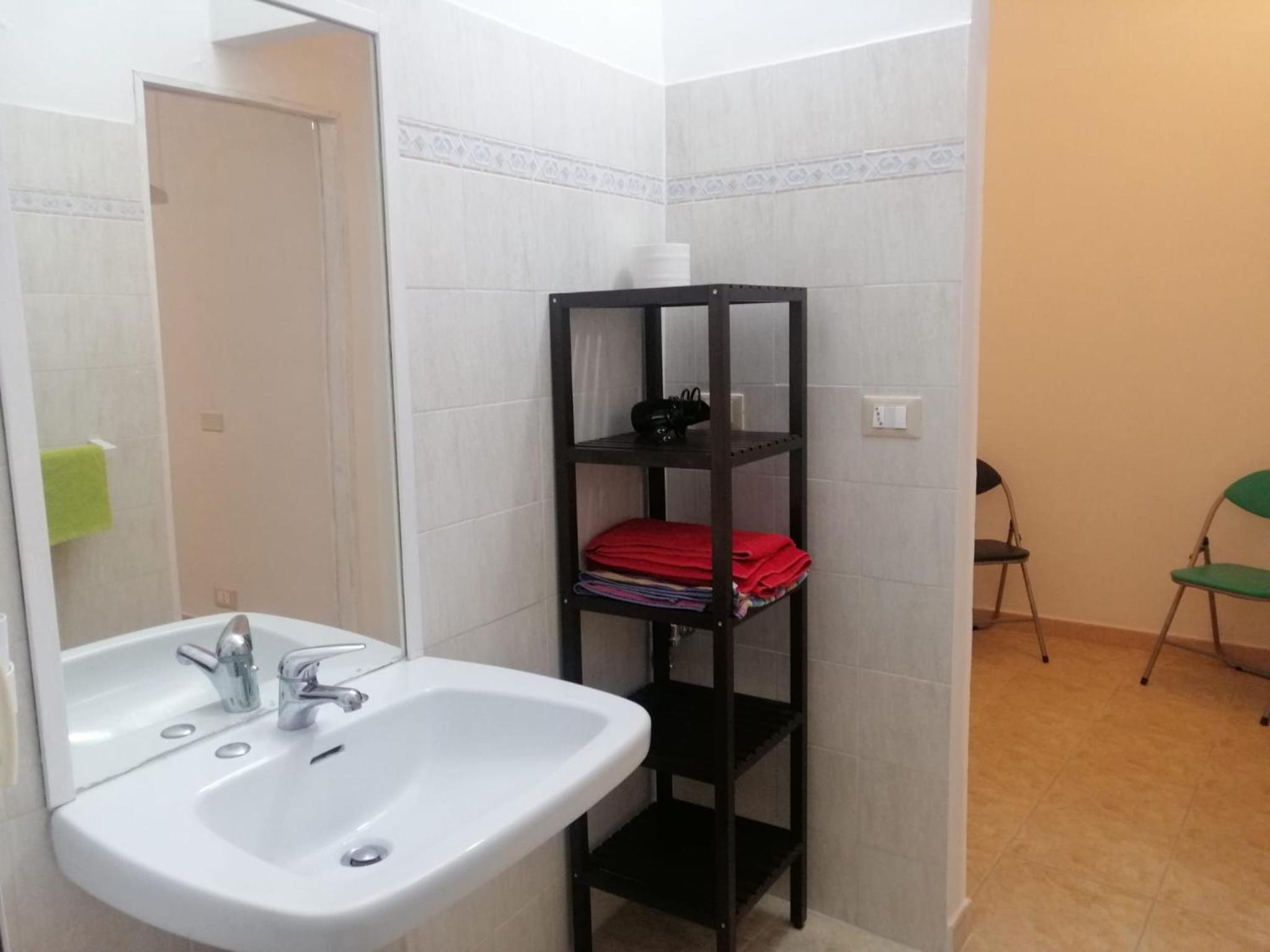 Double Room with Private Bathroom - Photo 7