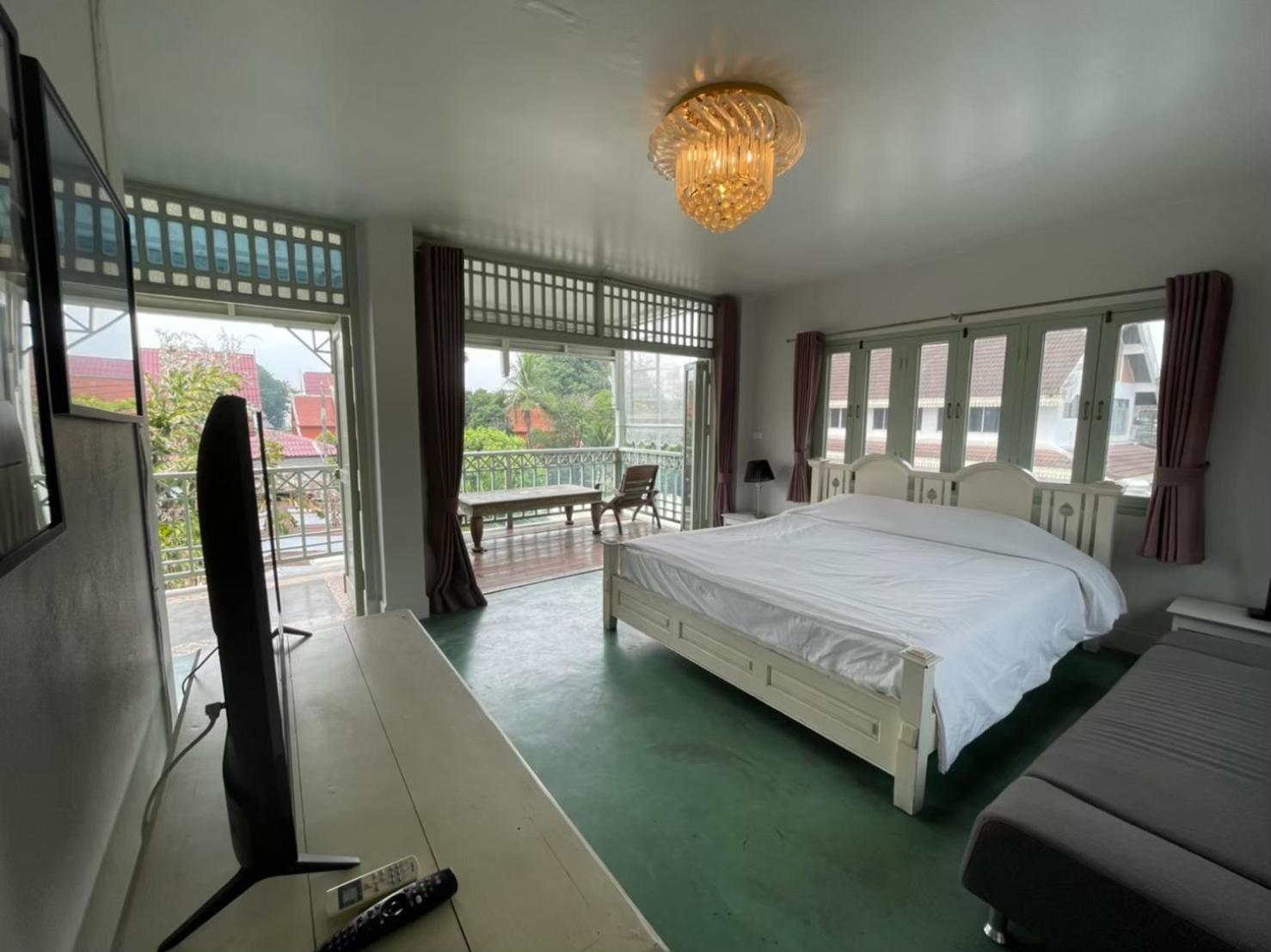 Deluxe Double Room with Balcony - Photo 16