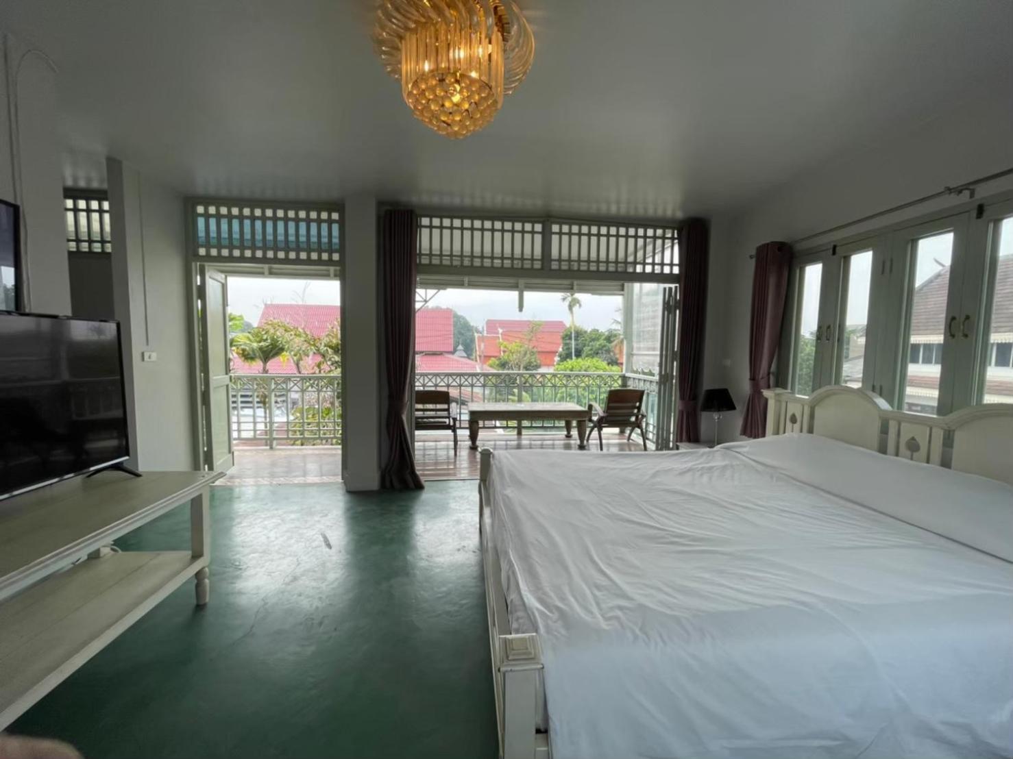 Deluxe Double Room with Balcony - Photo 12