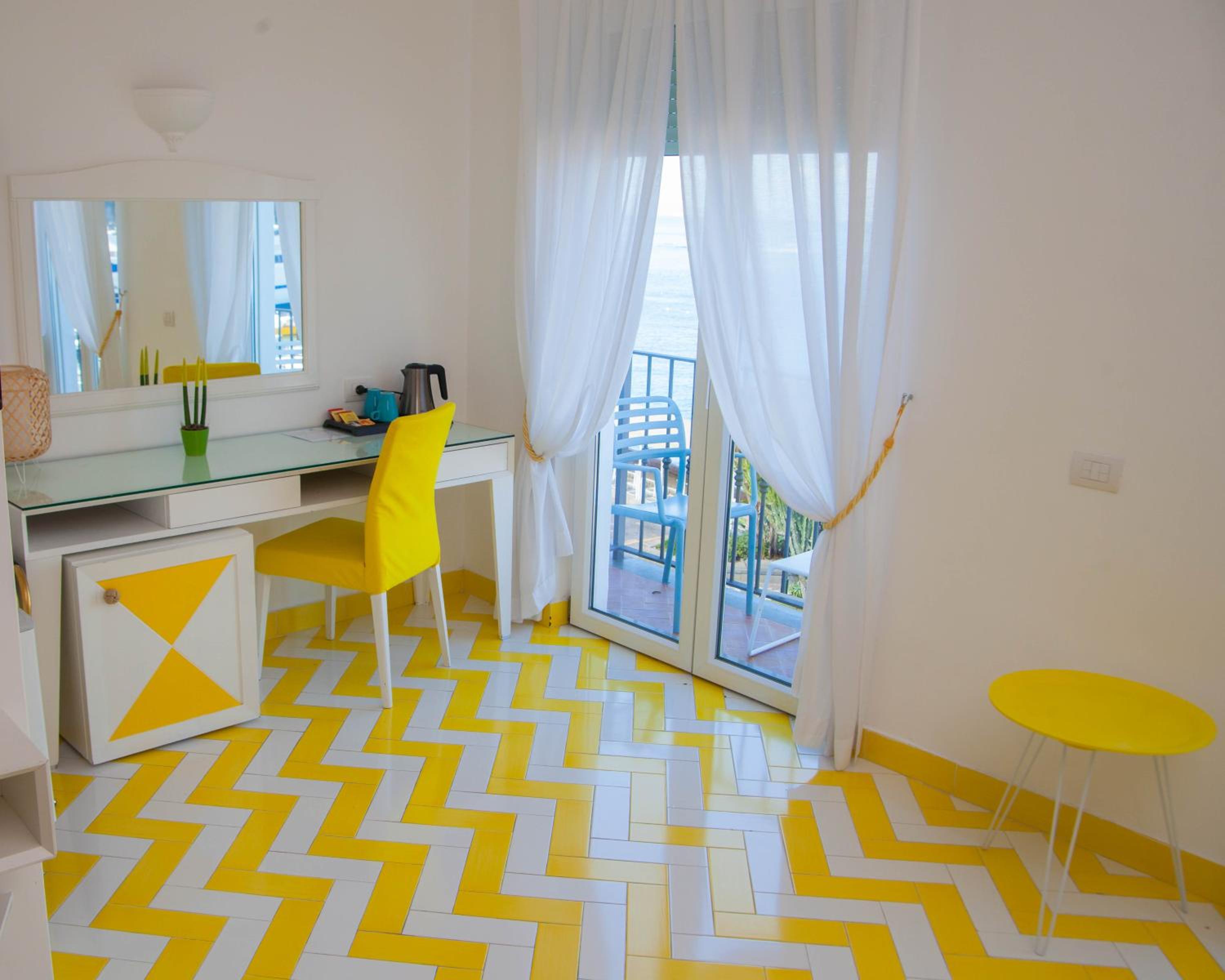 Junior Suite with Sea View and two Balconies - Photo 9