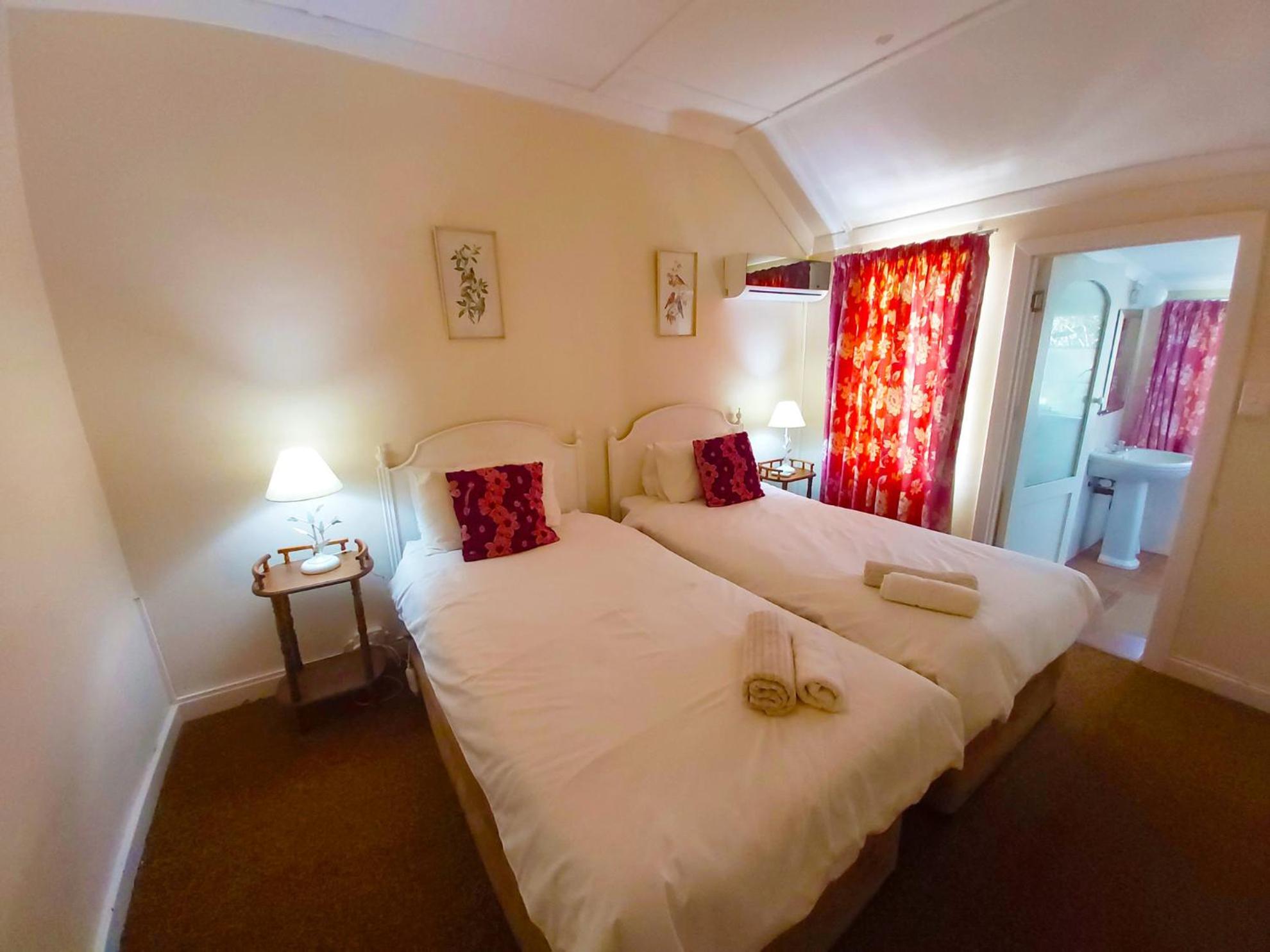 Twin Room - Photo 1