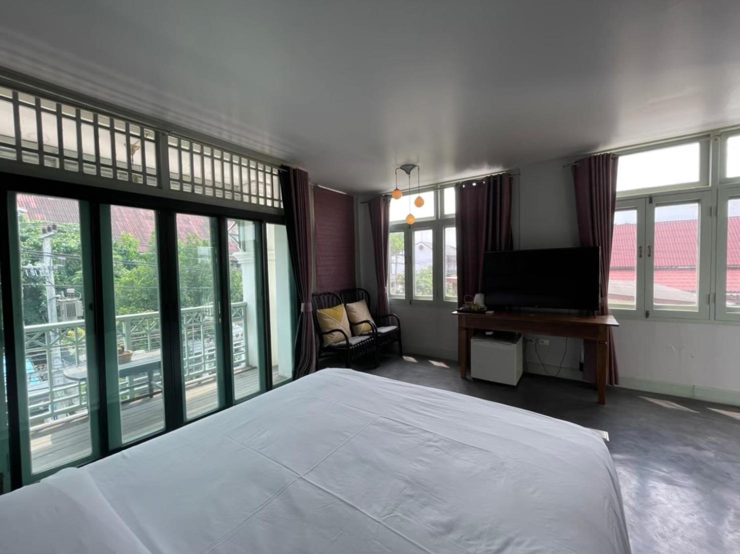 Deluxe Double Room with Balcony - Photo 7