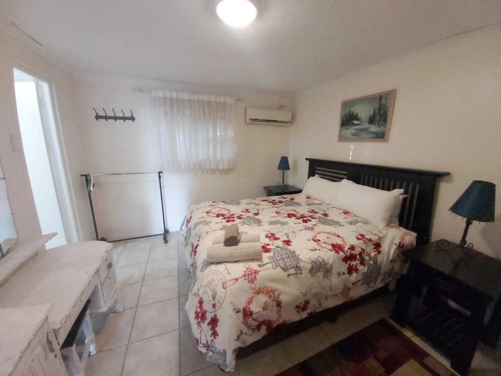 Double Room with Private Bathroom - Photo 2