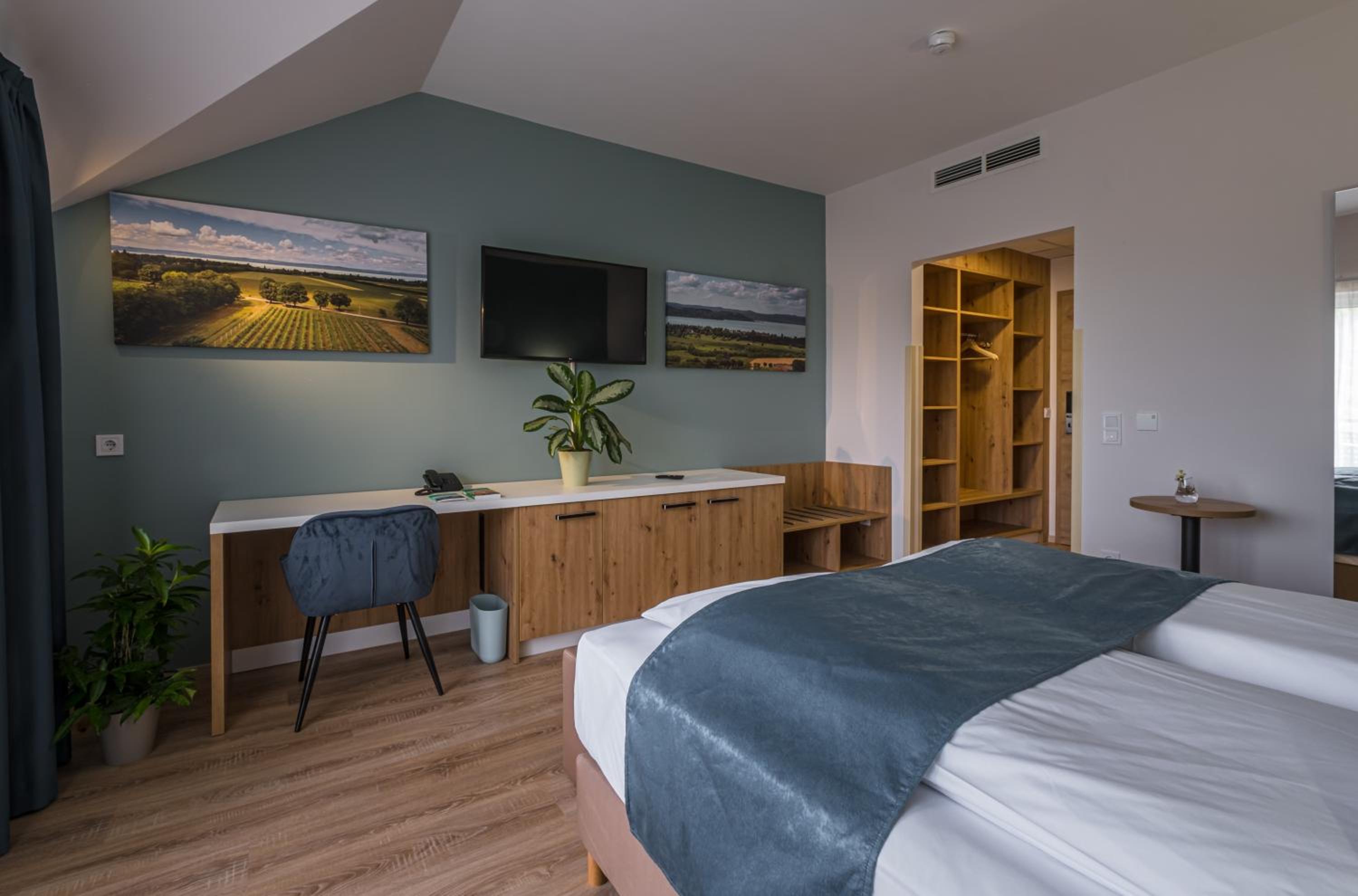 Standard Queen Room - Photo 8