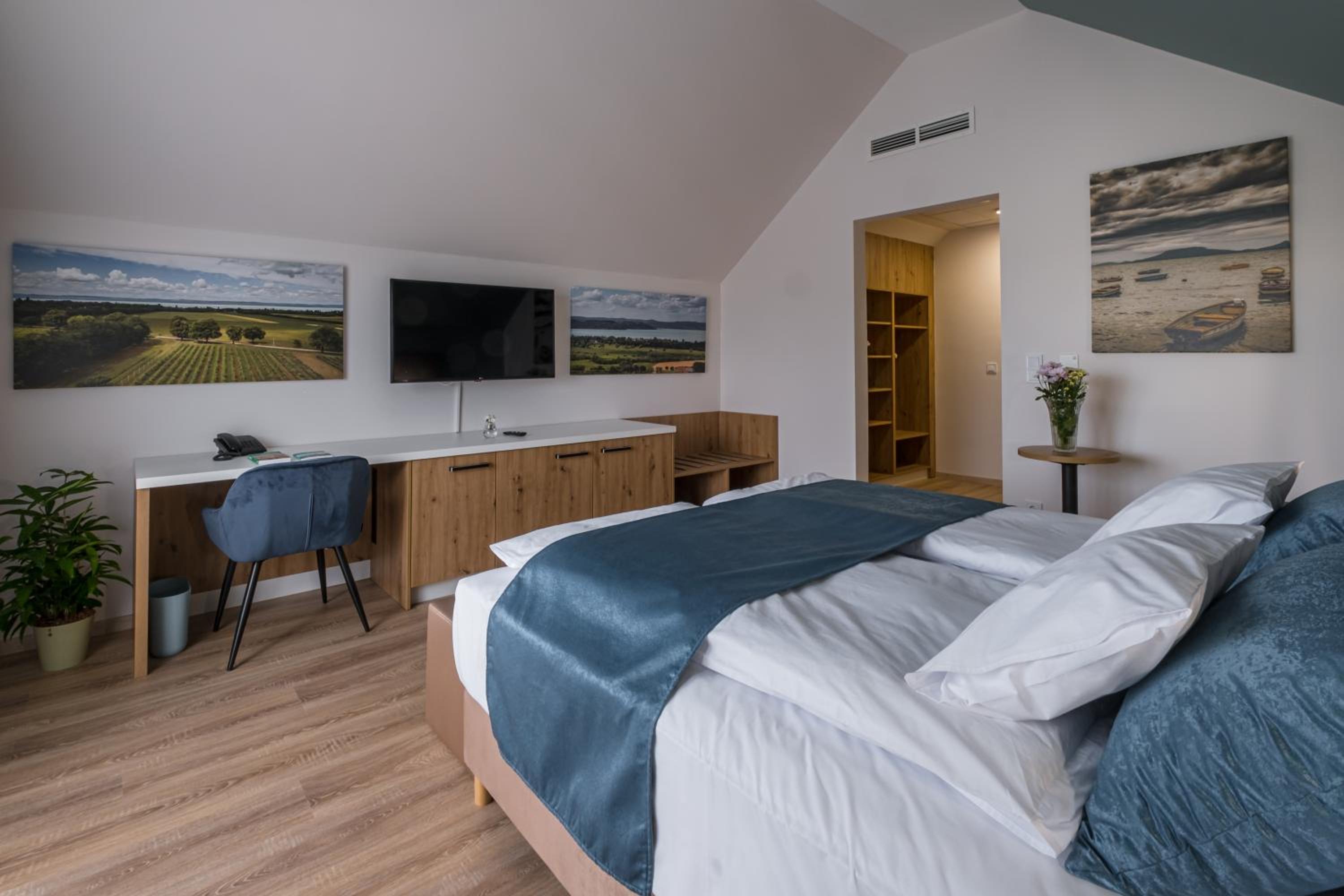 Standard Queen Room - Photo 9