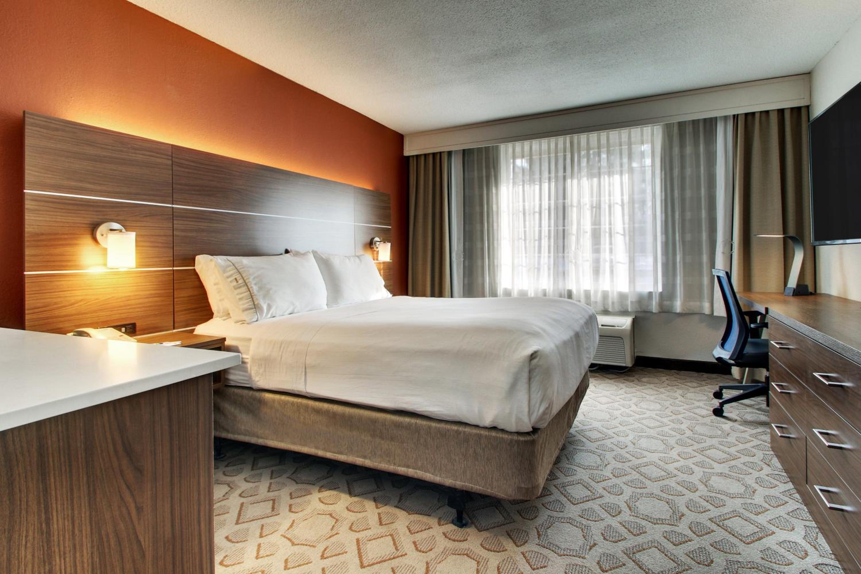 Standard King Room with Sofa Bed - Photo 3