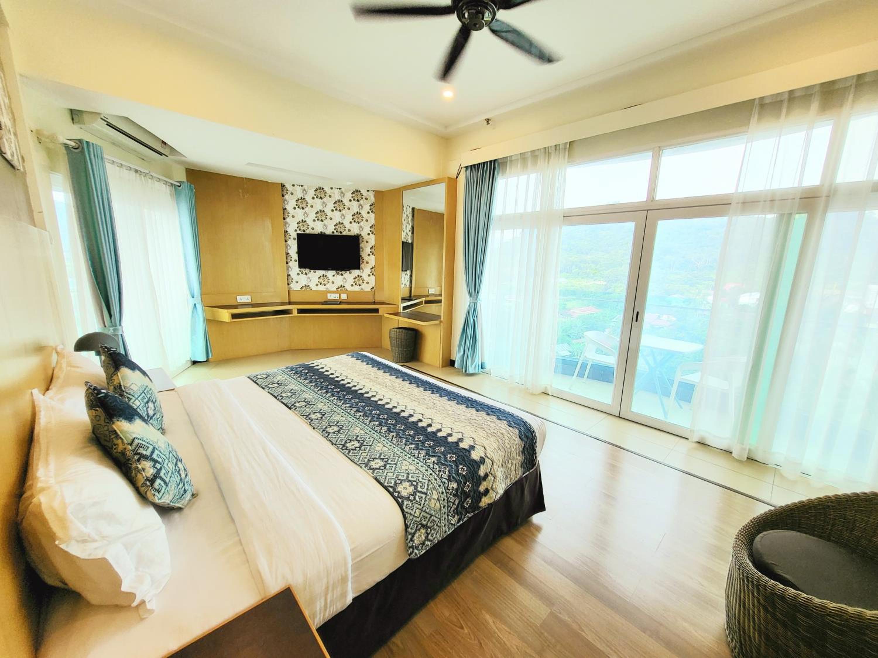 Premier Deluxe Room - Photo 5
