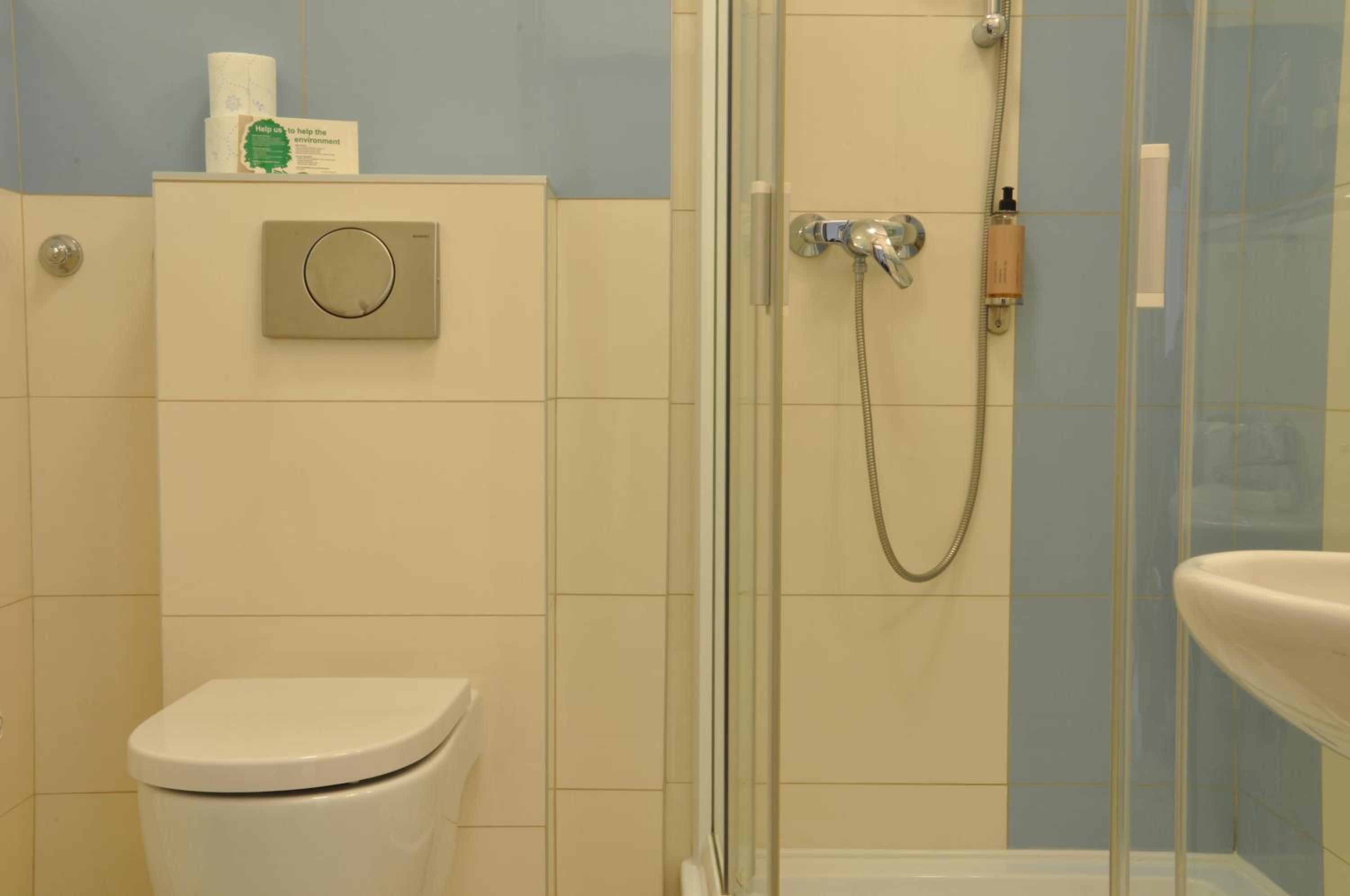Suite - Photo 13